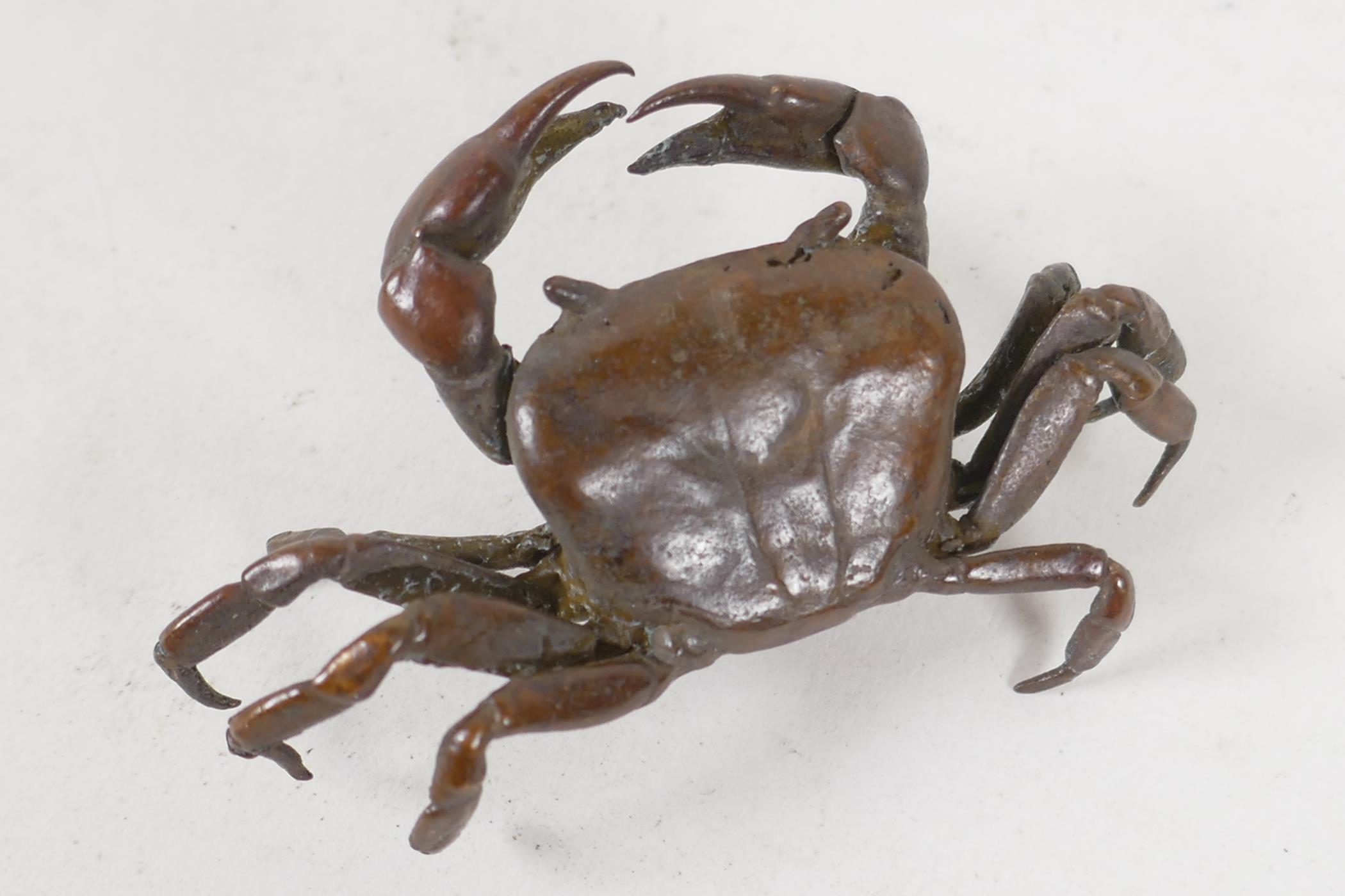 A small Jizi style bronze figurine of a crab, 2" wide - Image 3 of 3
