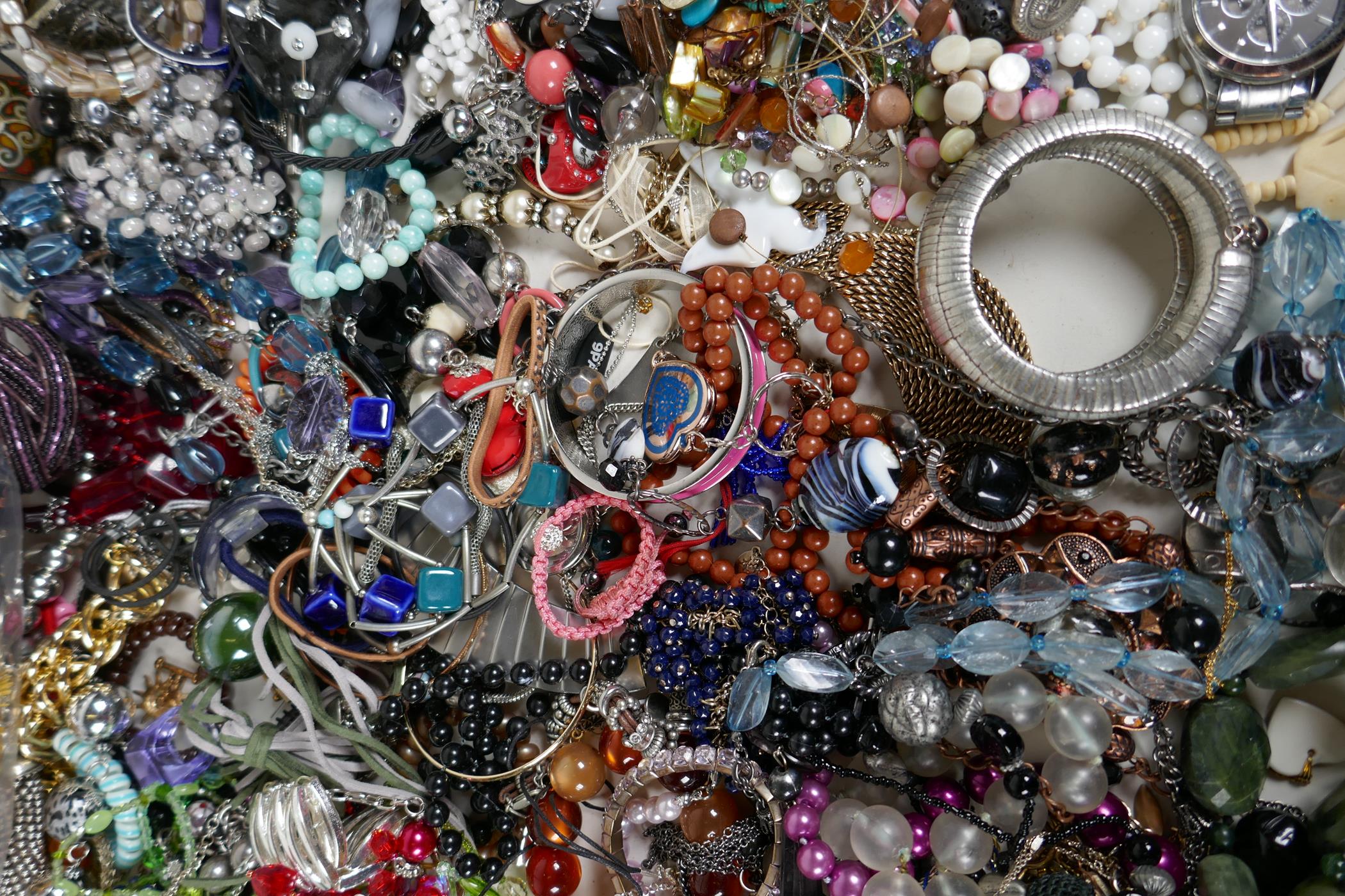 A quantity of costume jewellery, watches etc - Image 5 of 7