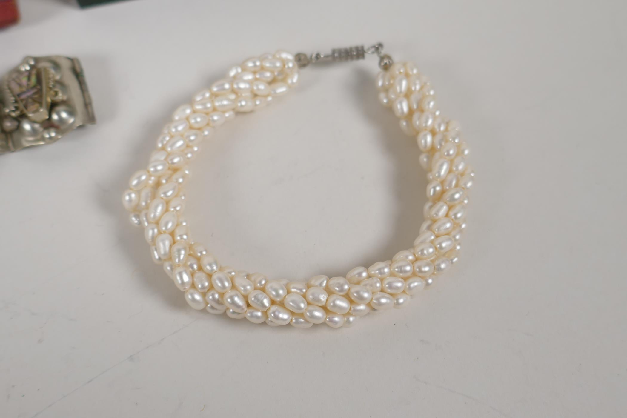 A vintage graduated twin strand pearl necklace, and a multi strand pearl bracelet, a Mexican white - Image 5 of 7
