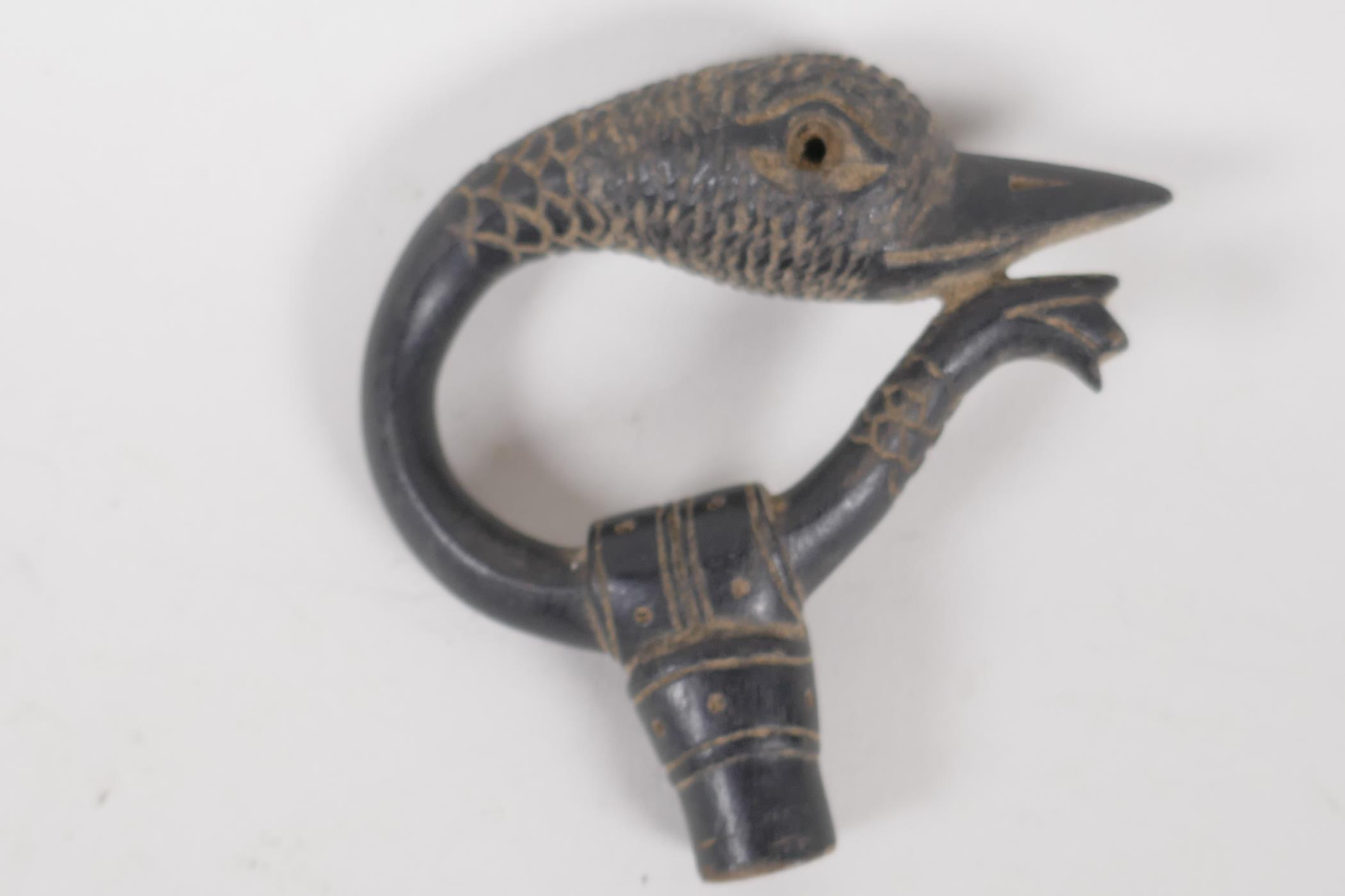 A C19th carved horn parasol handle, carved as a birds head. 2½" diameter - Image 2 of 2