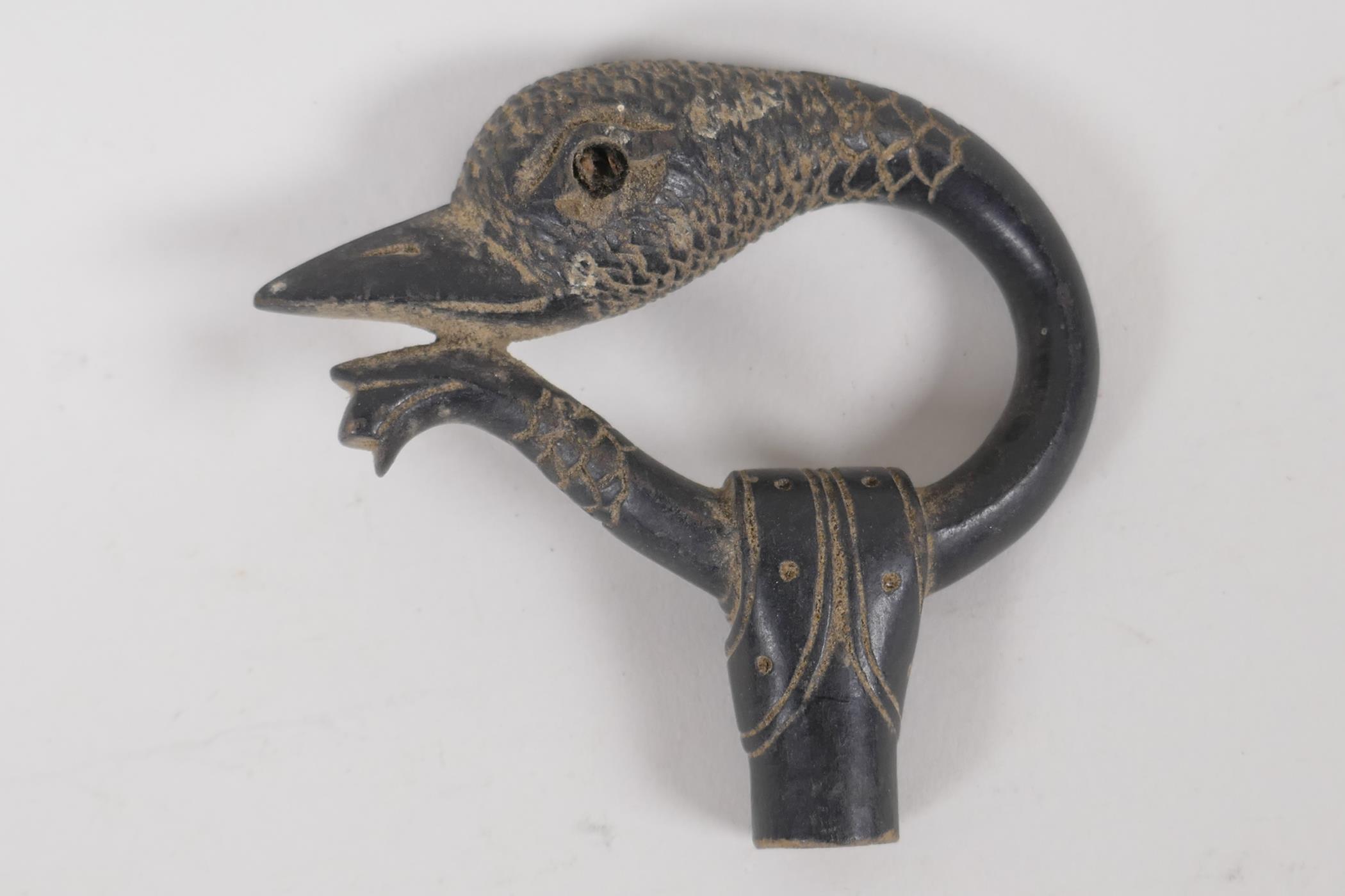 A C19th carved horn parasol handle, carved as a birds head. 2½" diameter