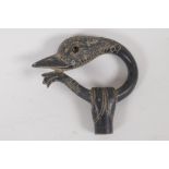 A C19th carved horn parasol handle, carved as a birds head. 2½" diameter