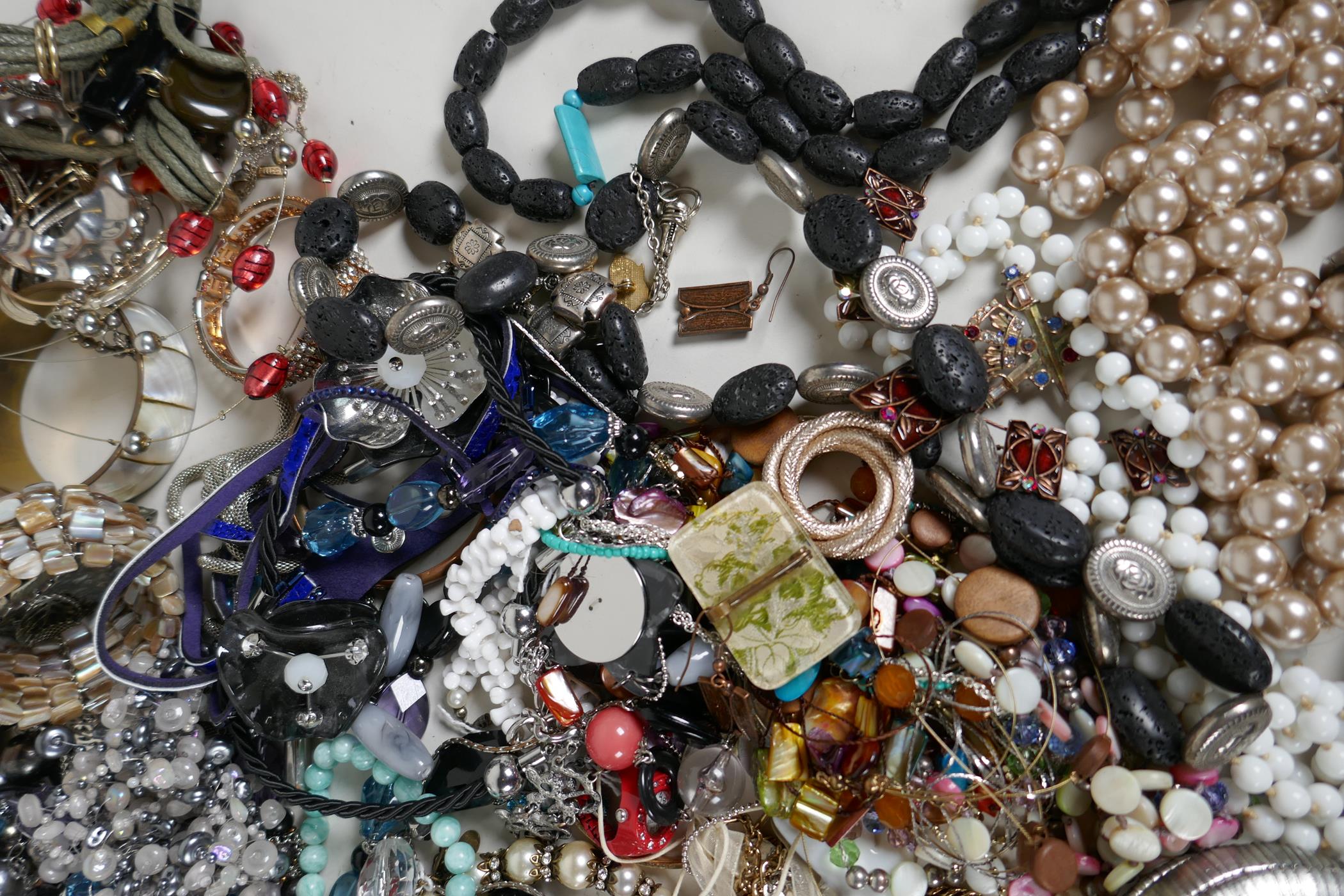 A quantity of costume jewellery, watches etc - Image 4 of 7
