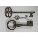 Three oversize novelty keys, largest 11½"