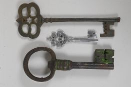 Three oversize novelty keys, largest 11½"