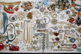 A quantity of good quality vintage costume jewellery, for repairs, etc