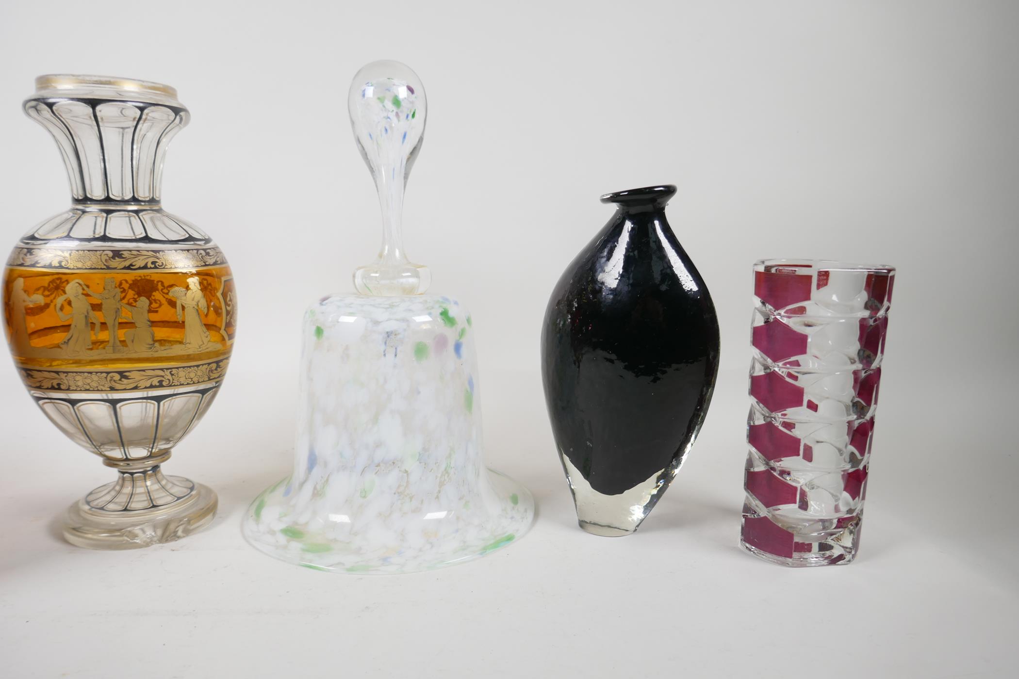 A quantity of assorted decorative glass, including an Mdina swirl glass vase, a cranberry glass 2 - Image 4 of 5