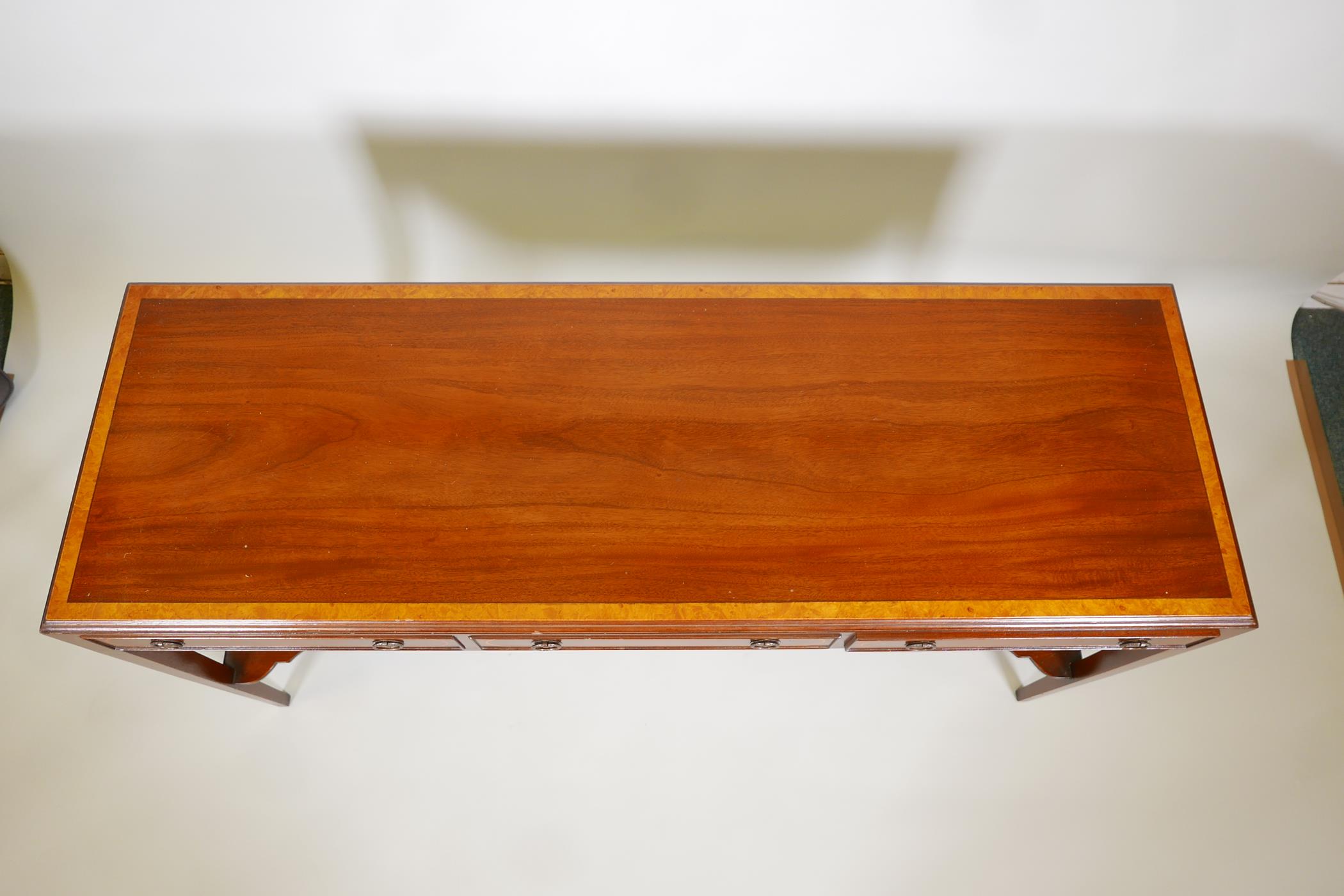 Georgian style mahogany side table/buffet with burr walnut crossbanded top over three drawers and - Image 4 of 4