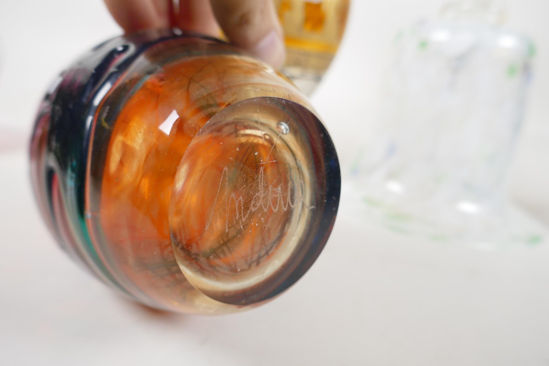 A quantity of assorted decorative glass, including an Mdina swirl glass vase, a cranberry glass 2 - Image 3 of 5