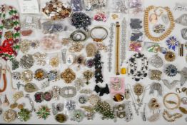 A quantity of good quality vintage costume jewellery, for repairs, etc