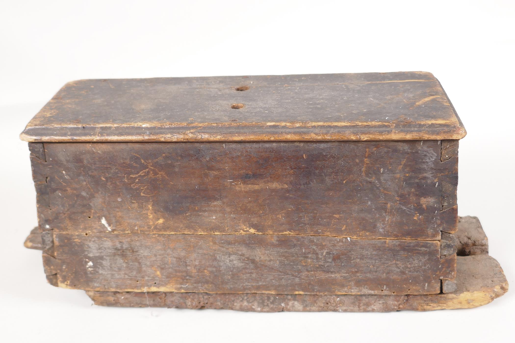 A vintage iron nail and wood wool carder. 14" long x 5½" high - Image 2 of 3