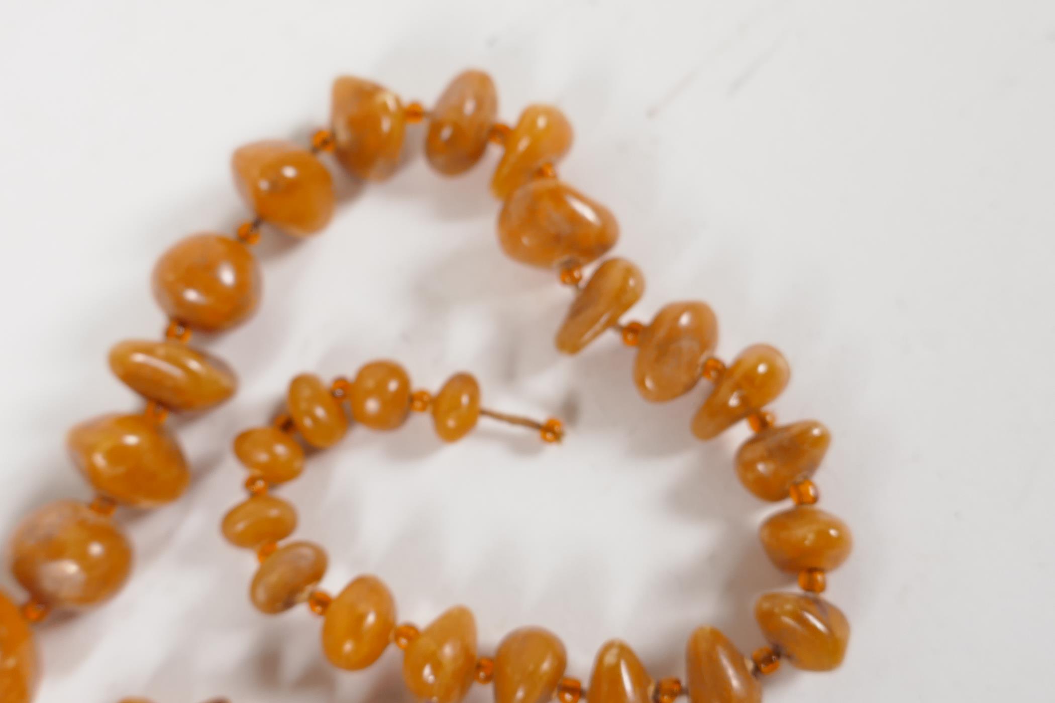 A string of 57 graduated natural amber beads, 20" long, 33g - Image 4 of 4