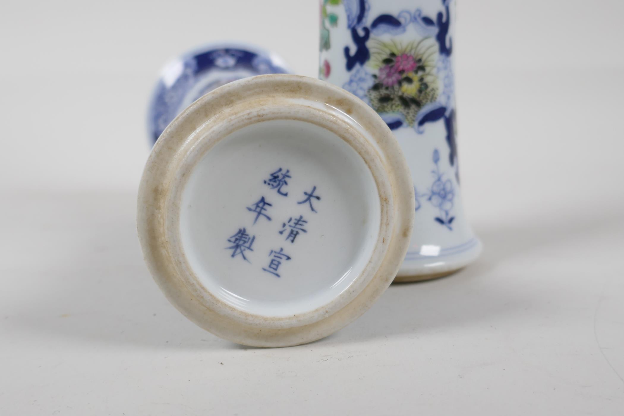 A pair of early C20th Chinese blue and white porcelain stem vases with decorative famille verte - Image 5 of 6