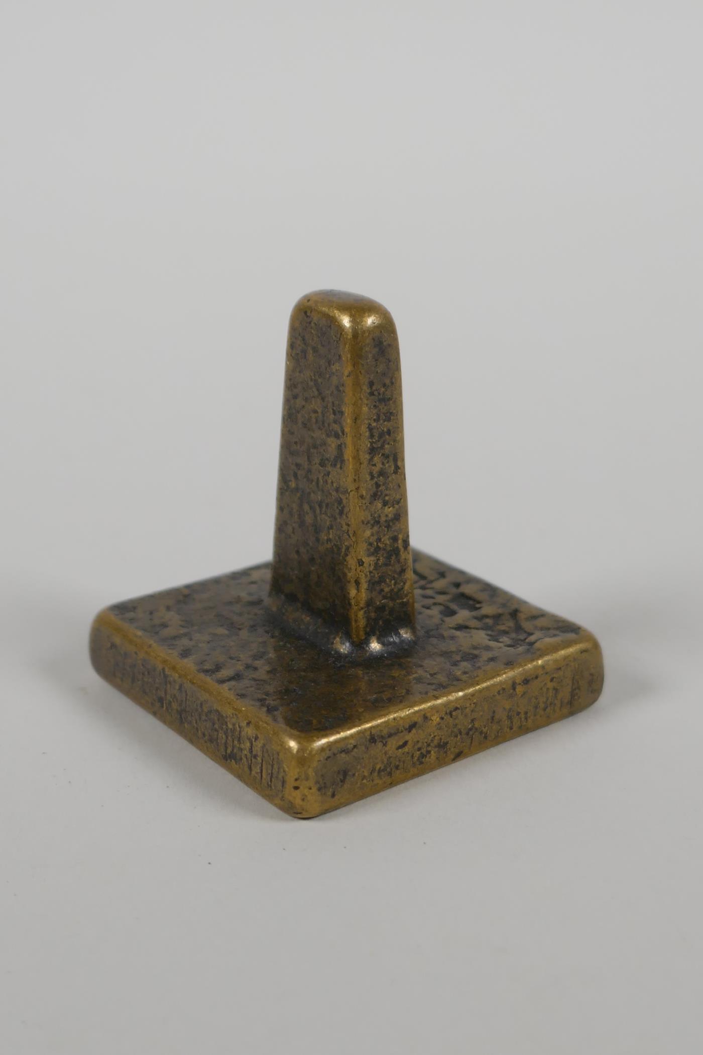 A Chinese bronze seal, 1½" x 1½ - Image 2 of 2
