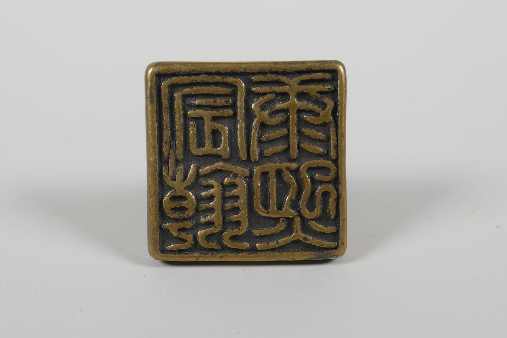 A Chinese bronze seal, 1½" x 1½