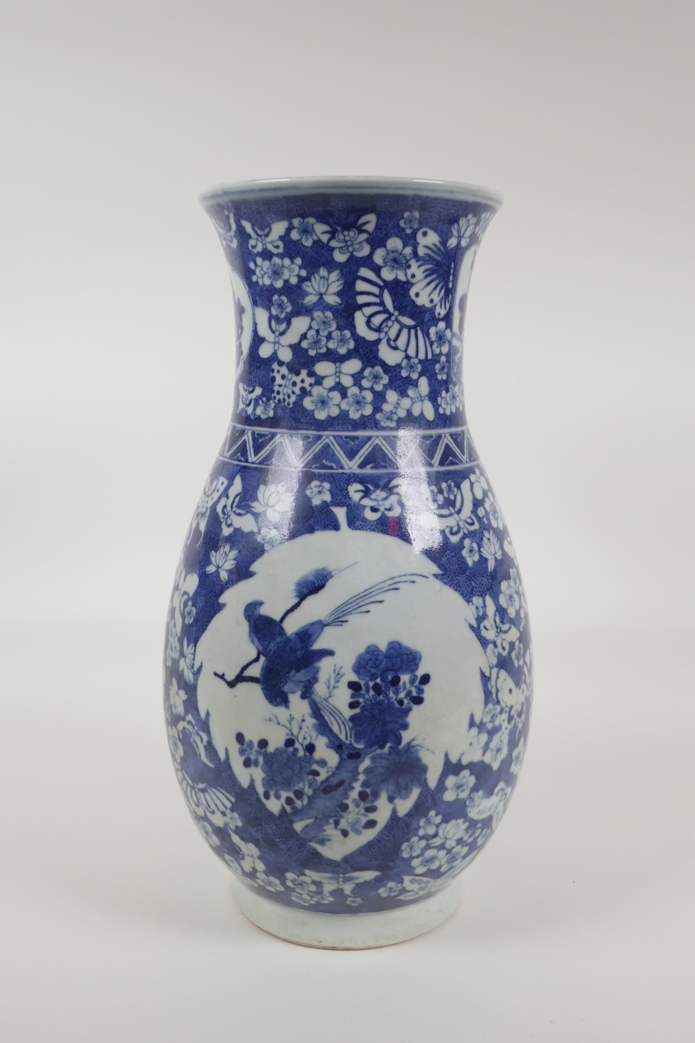 An early C20th Chinese blue and white porcelain vase with two decorative panels depicting birds - Image 3 of 5