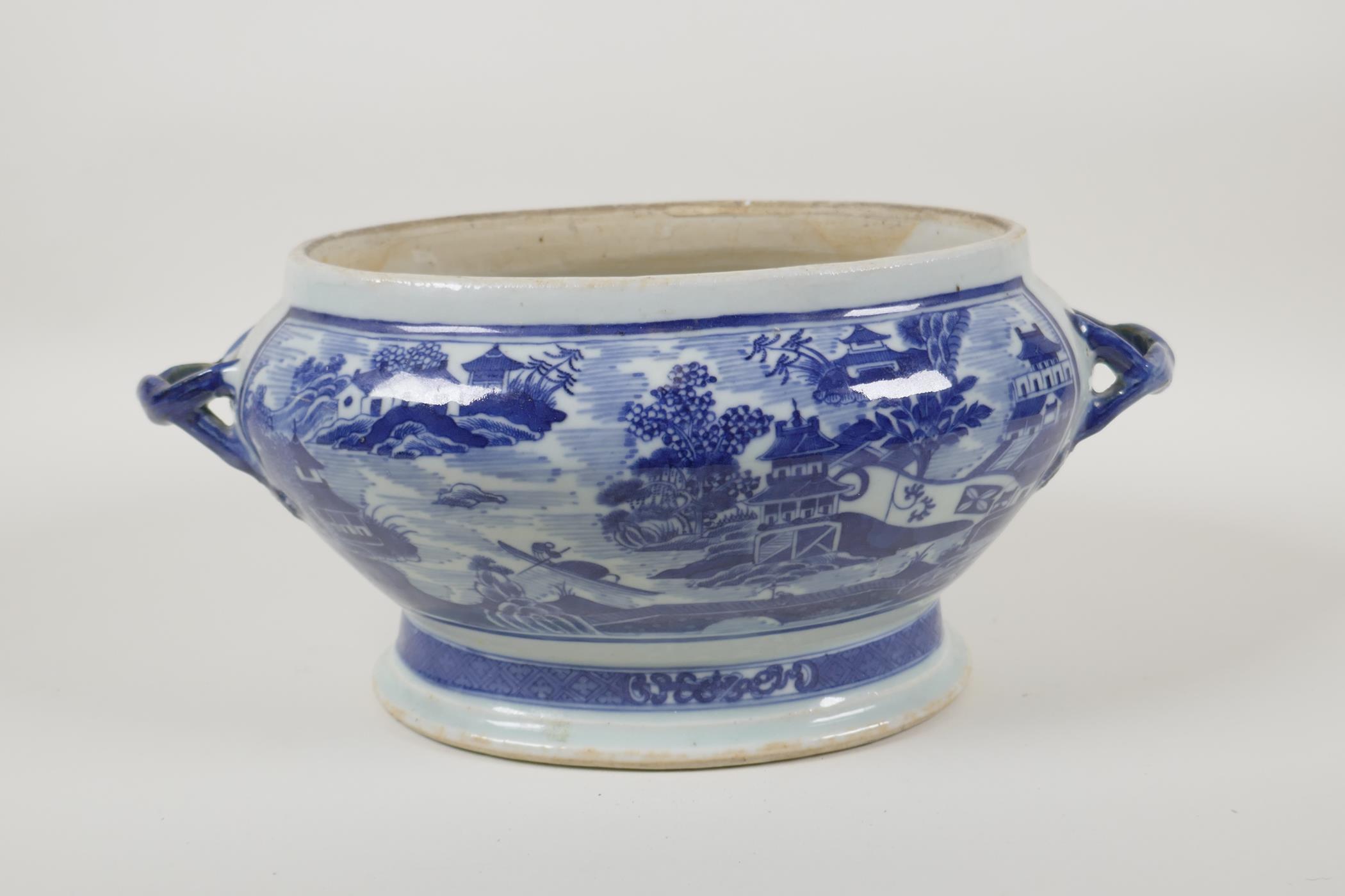 A Chinese blue and white porcelain export ware two handled pot/dish, with riverside landscape - Image 3 of 5
