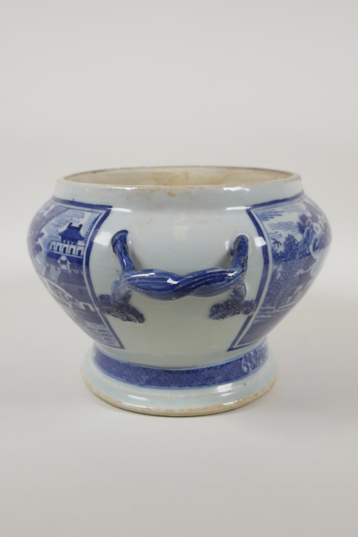 A Chinese blue and white porcelain export ware two handled pot/dish, with riverside landscape - Image 4 of 5