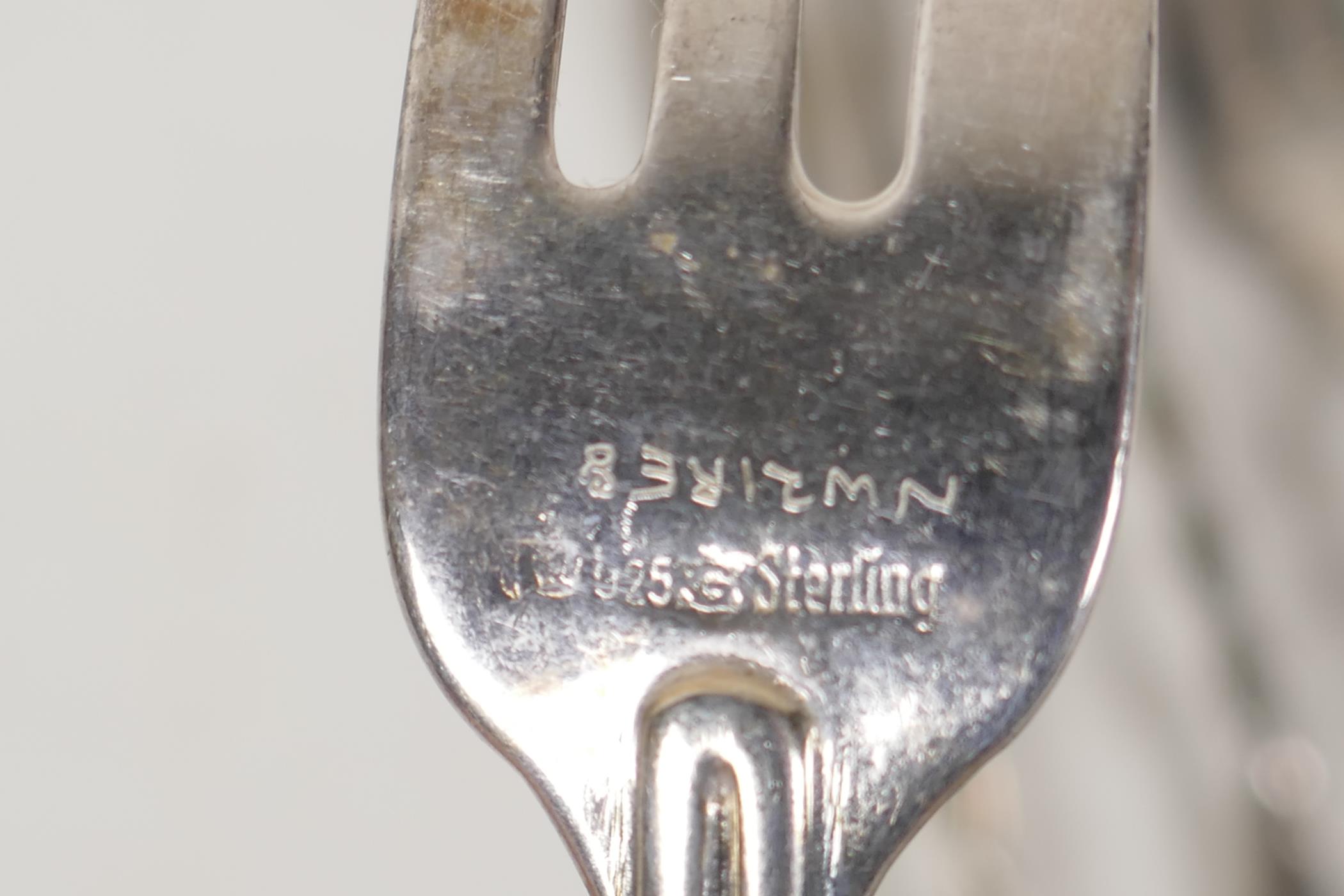 A set of six sterling silver cake forks with twist stems and  ball finials, and a matching set of - Image 4 of 4