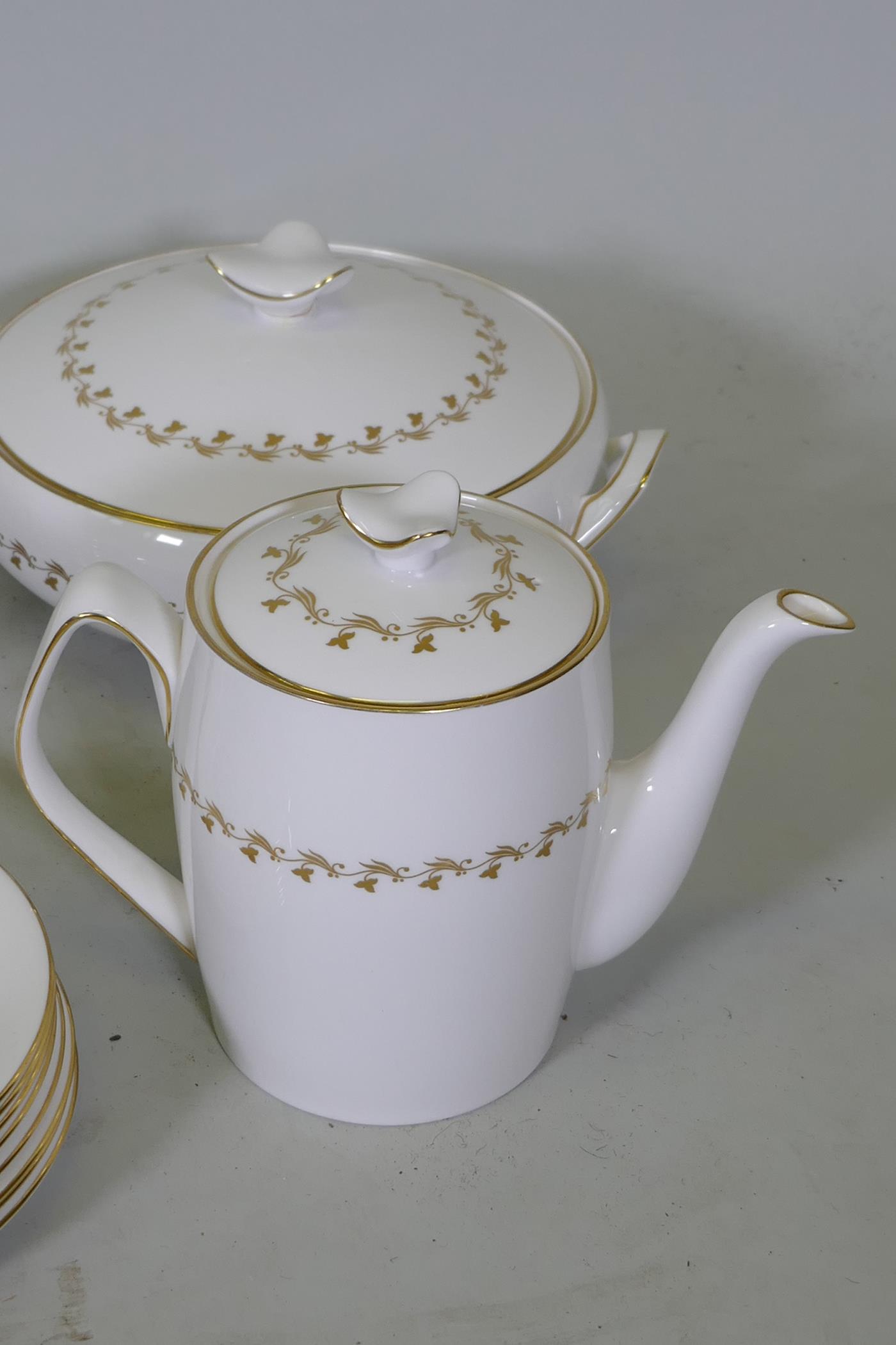 An eight place setting Spode Delphi pattern dinner and tea service comprising two x 8" tureens and - Image 3 of 5