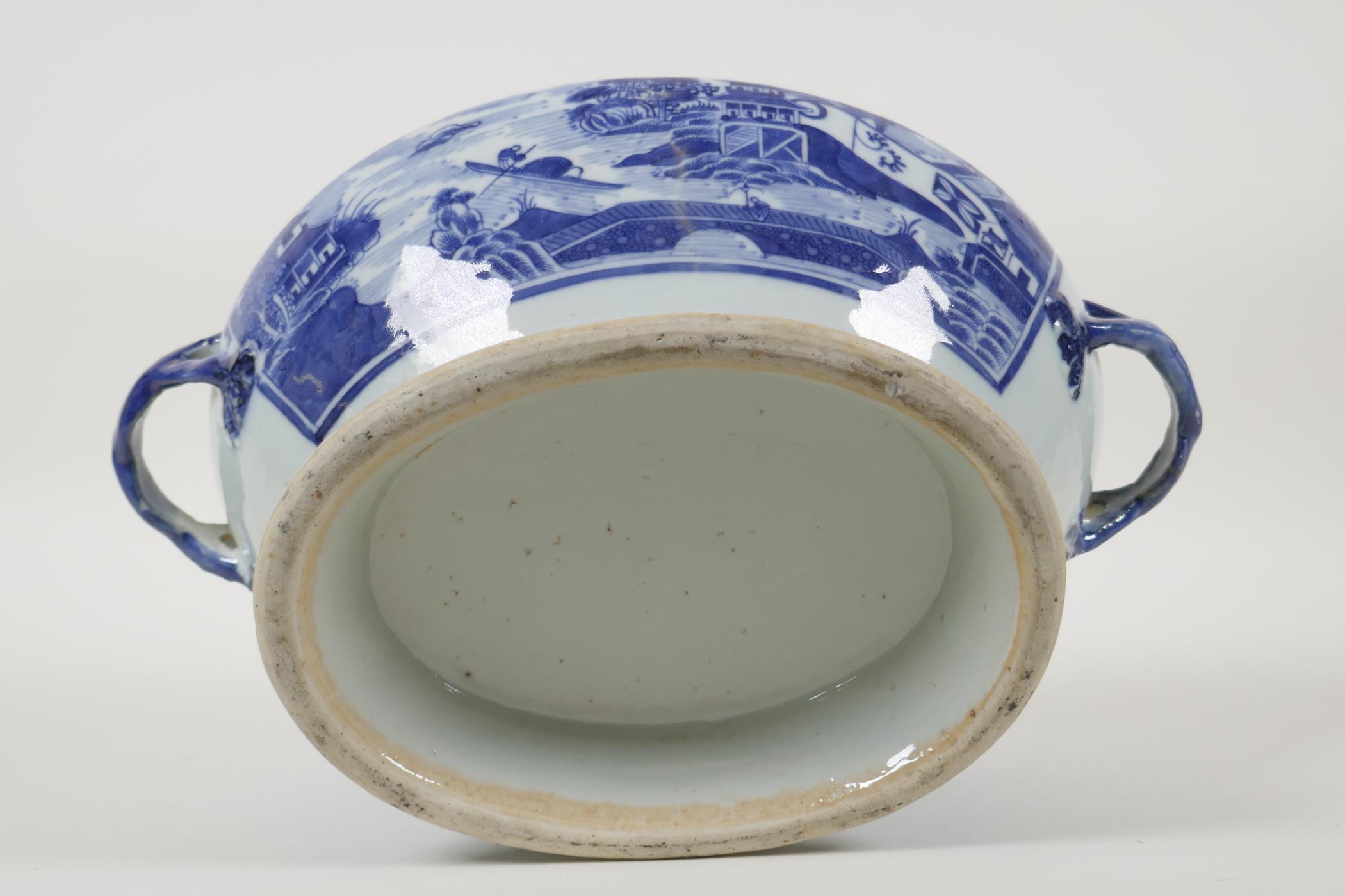 A Chinese blue and white porcelain export ware two handled pot/dish, with riverside landscape - Image 5 of 5