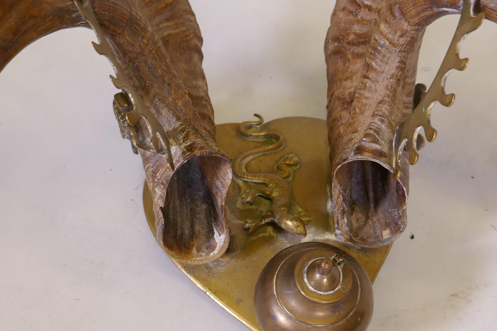 Antique Anglo Indian desk stand with inkwell and ram's horn decoration, with brass mounts, 9" high - Image 4 of 4