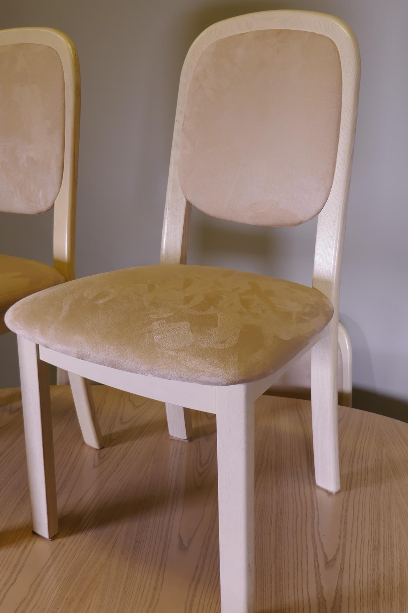 A G-Plan white ash dining table with fold out leaf and eight matching chairs, with faux suede - Image 3 of 5