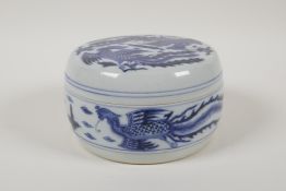 A Chinese blue and white porcelain drum shaped box and cover with phoenix decoration, 6 character