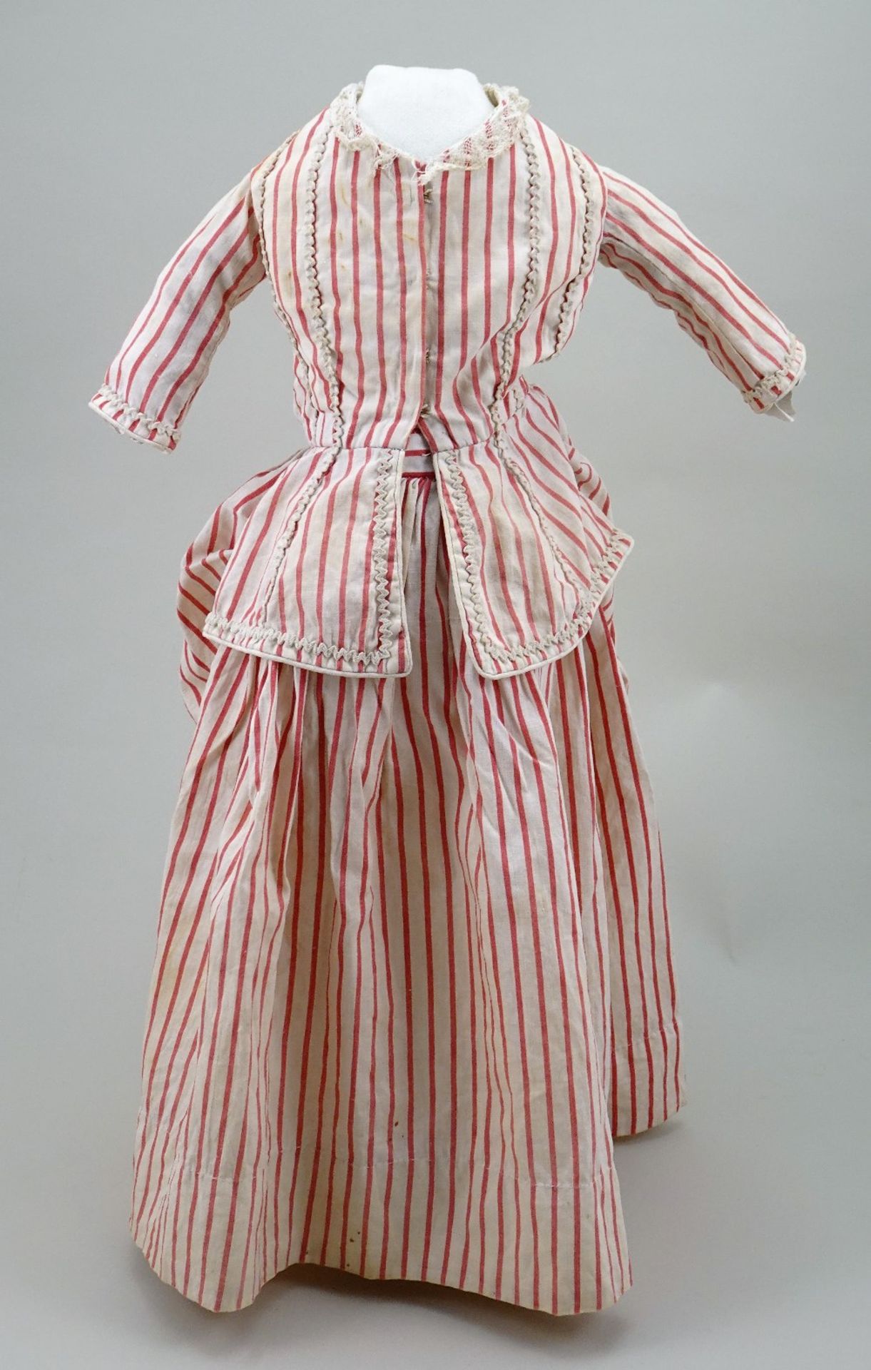 An early red and cream striped cotton dolls dress, circa 1860, - Bild 2 aus 2