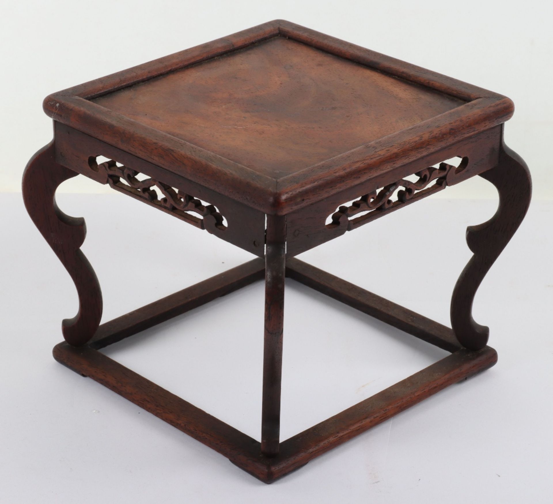A 19th century small Chinese hardwood carved candle stand - Bild 2 aus 6