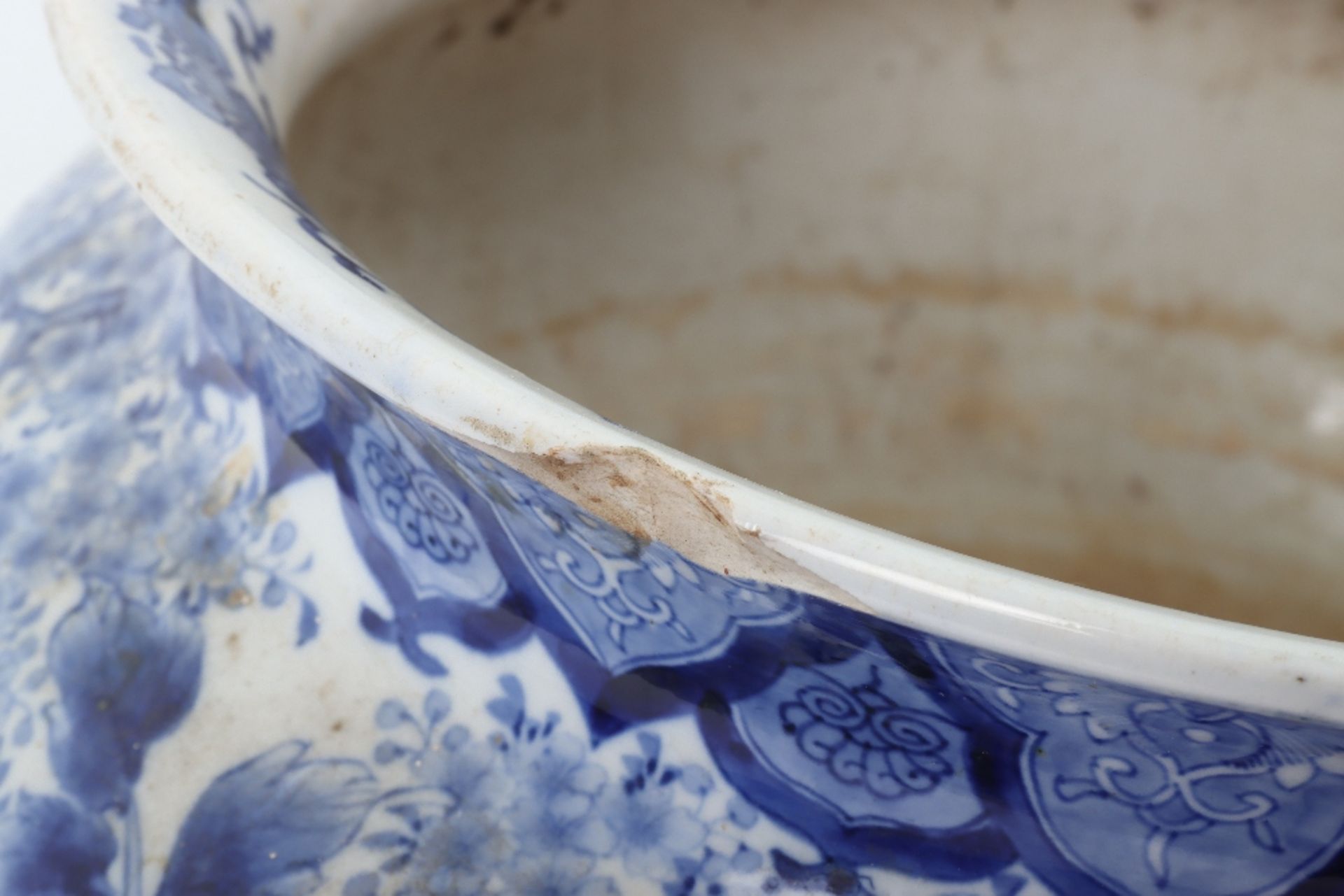 A Chinese blue & white fish bowl / jardiniere, unmarked - Image 14 of 14