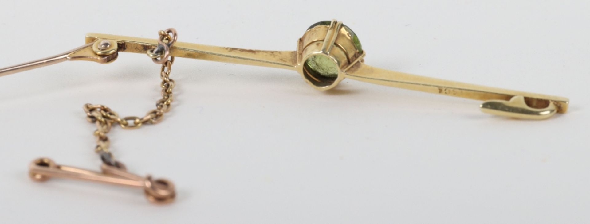 A 15ct gold and peridot set brooch - Image 2 of 2