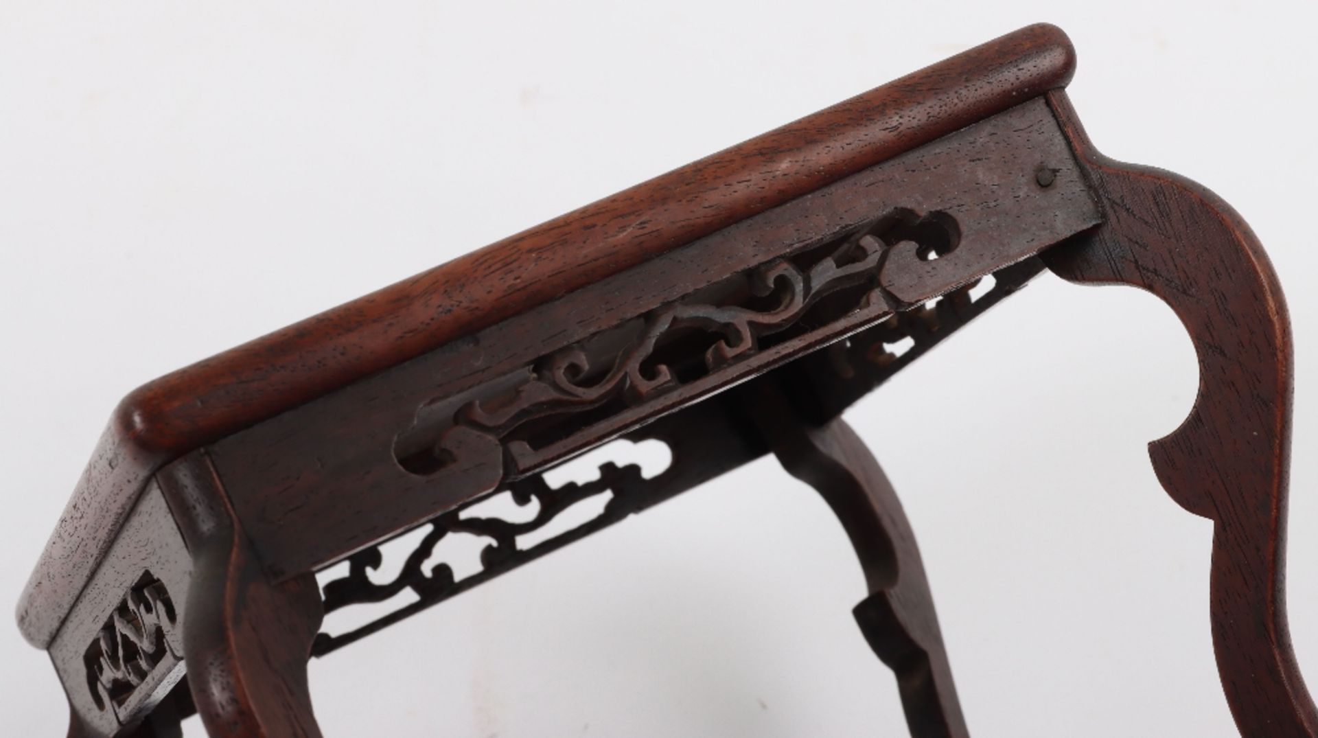 A 19th century small Chinese hardwood carved candle stand - Bild 6 aus 6