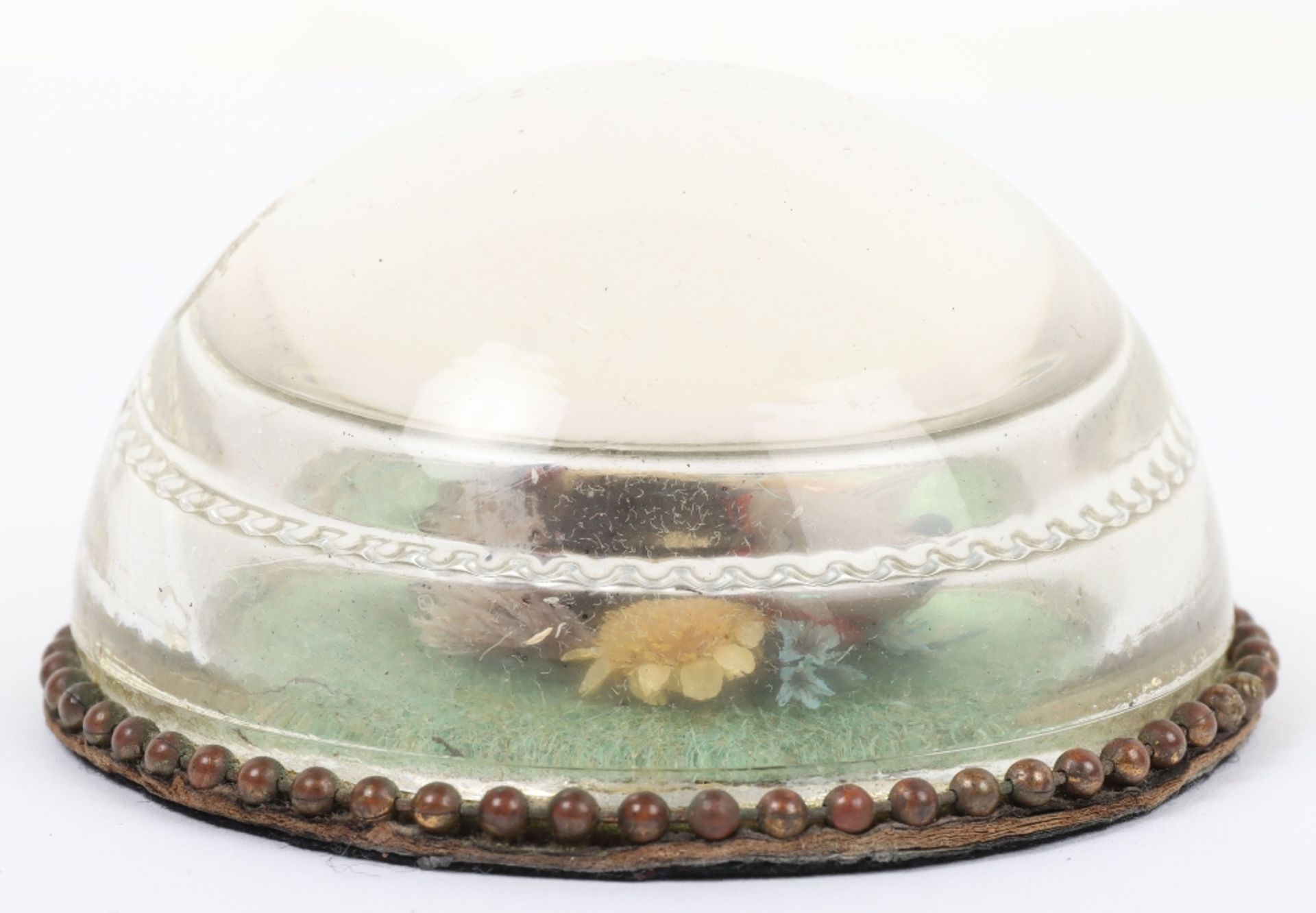 A charming rock crystal paperweight with nesting birds within - Bild 2 aus 4