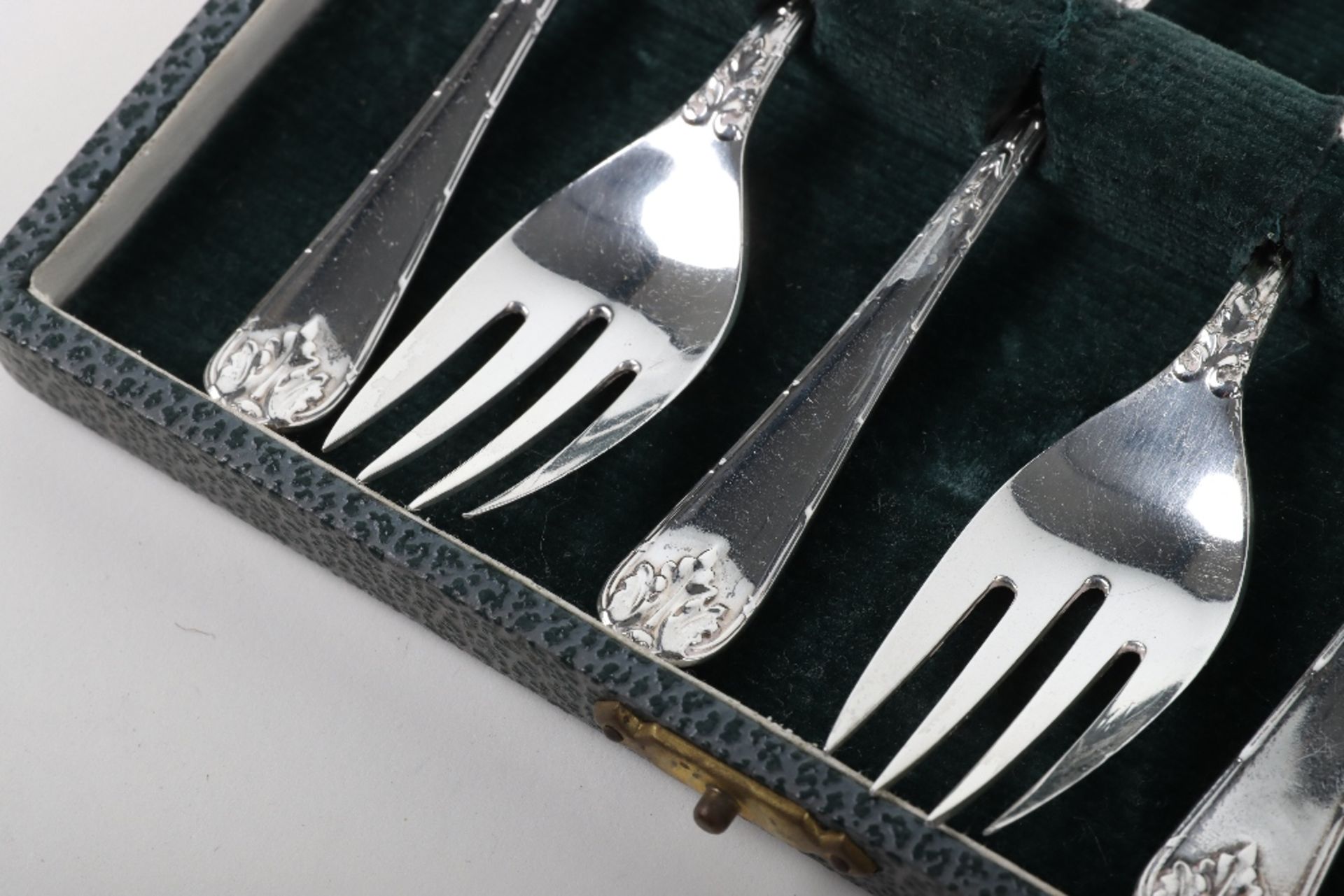 A cased set of six cake forks, Sheffield 1909 - Bild 2 aus 7