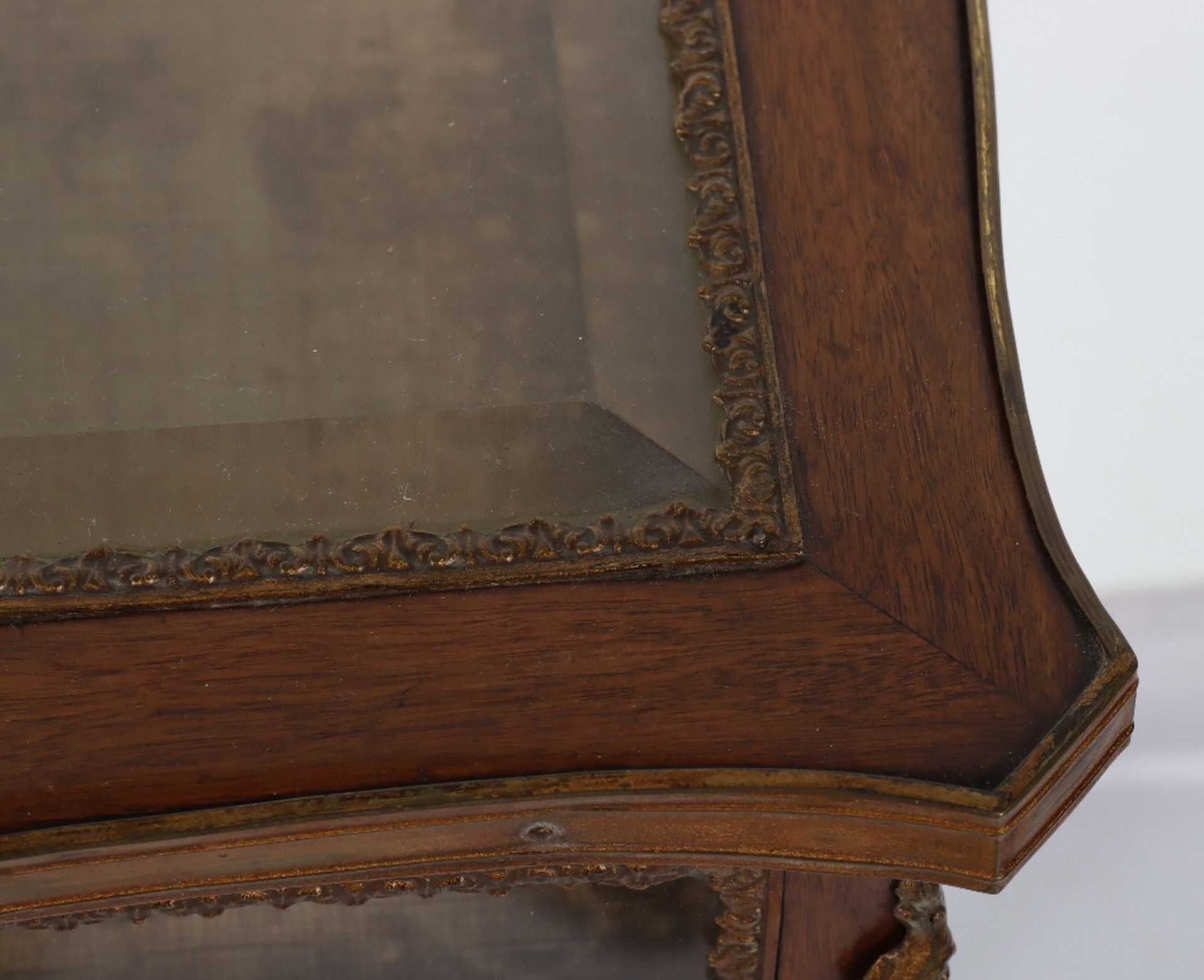 A French mahogany serpentine Bijouterie table in Louis XV style, probably late 19th century - Image 5 of 12