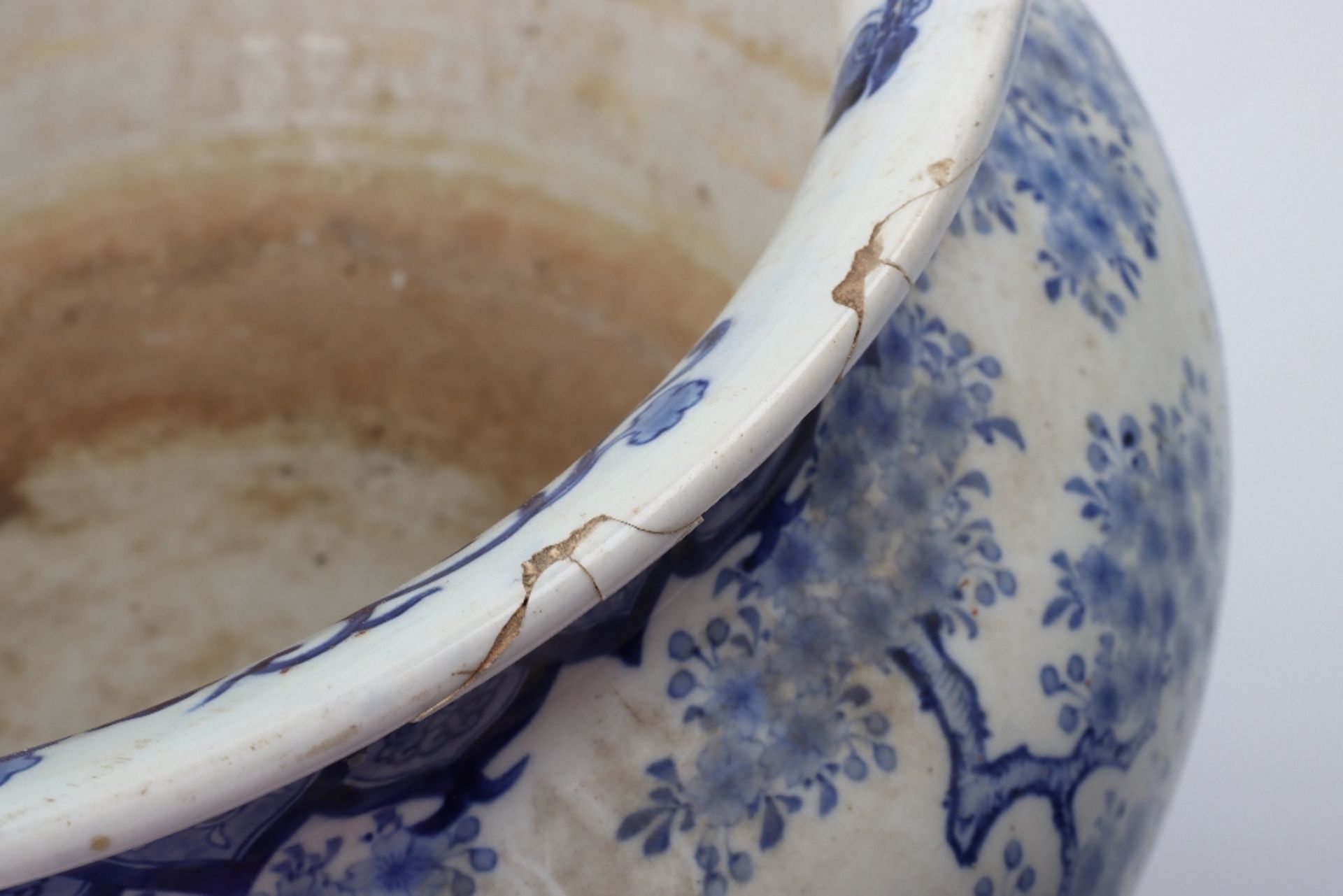 A Chinese blue & white fish bowl / jardiniere, unmarked - Image 13 of 14