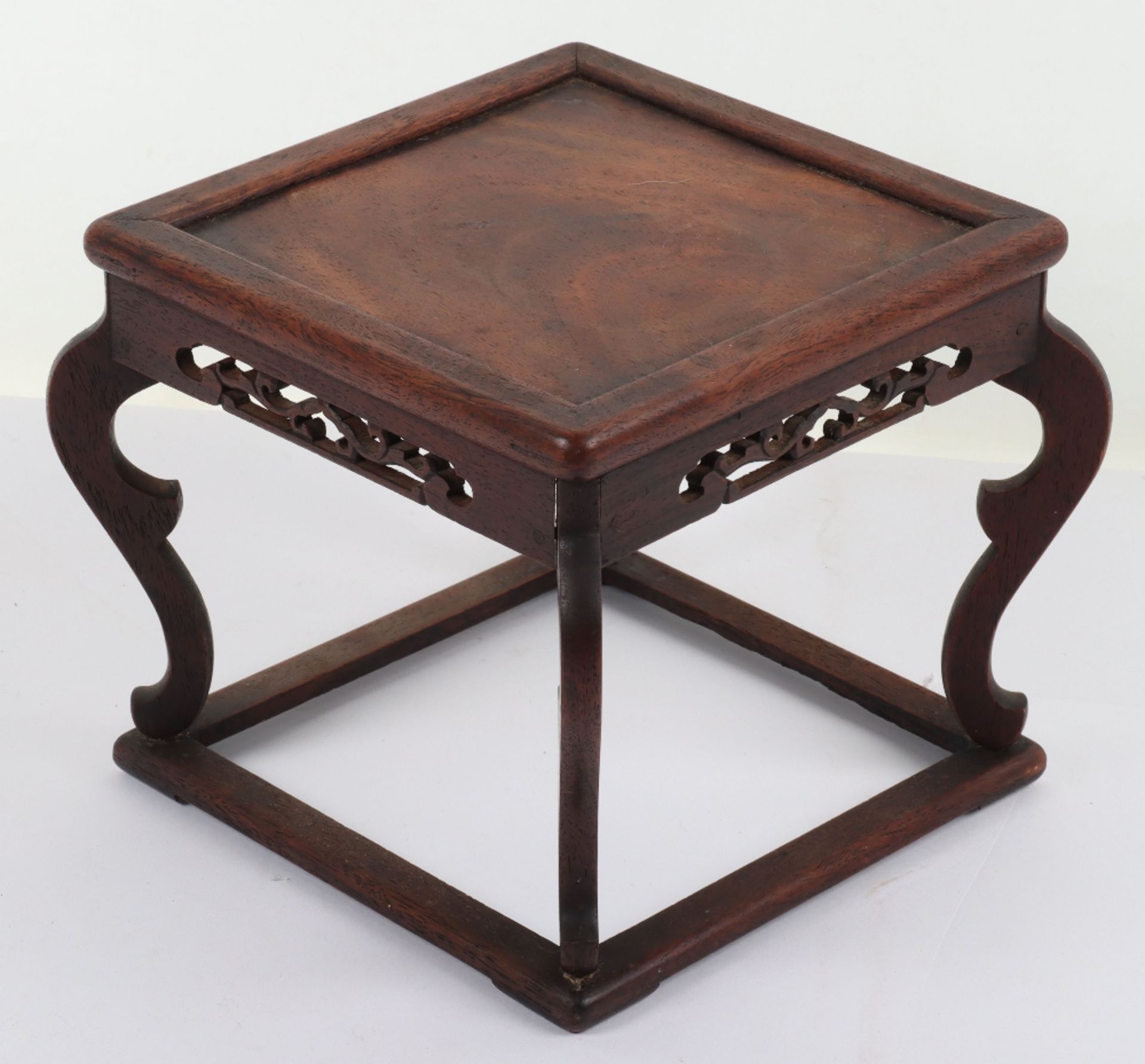 A 19th century small Chinese hardwood carved candle stand - Bild 4 aus 6