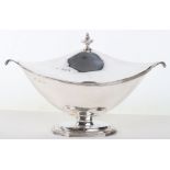 A Victorian silver sauce boat with cover, Thomas Bradbury, London 1894