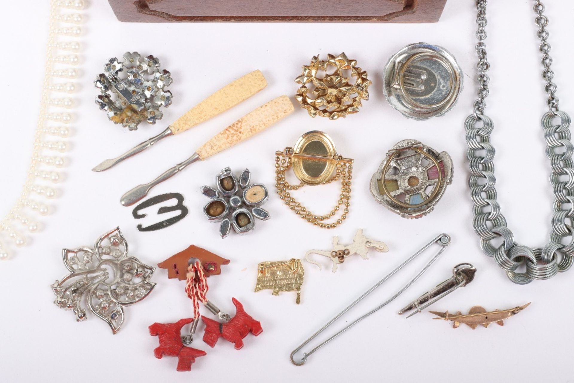 A selection of costume jewellery - Image 5 of 6