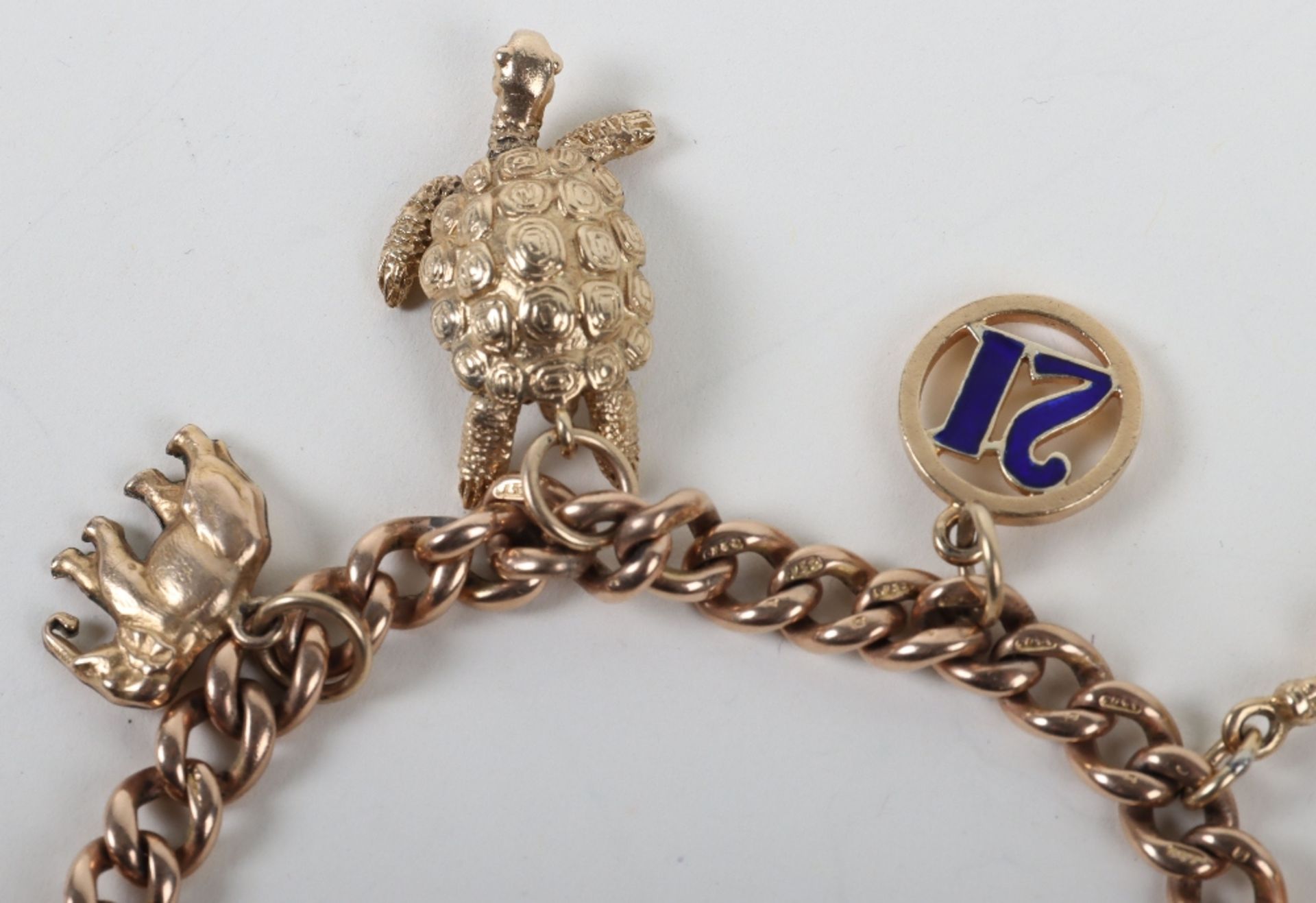 A 9ct gold charm bracelet 35g - Image 2 of 5