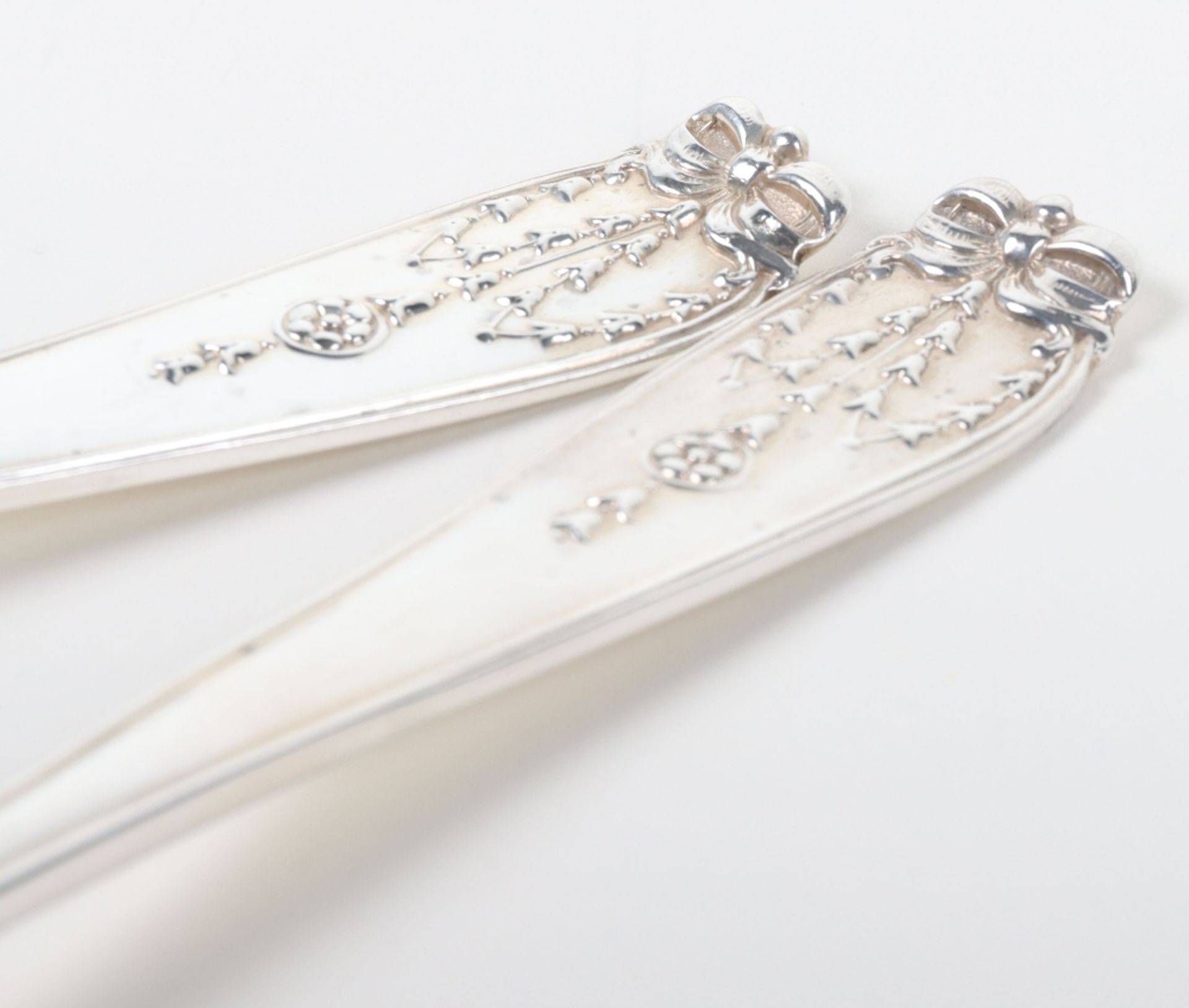 A pair of early 20th century serving spoons, Josiah Williams & Co, London 1918 - Bild 7 aus 7