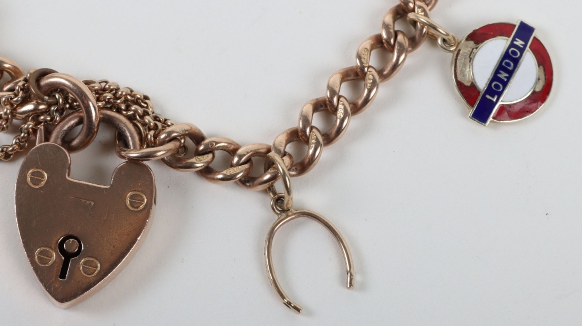 A 9ct gold charm bracelet 35g - Image 3 of 5