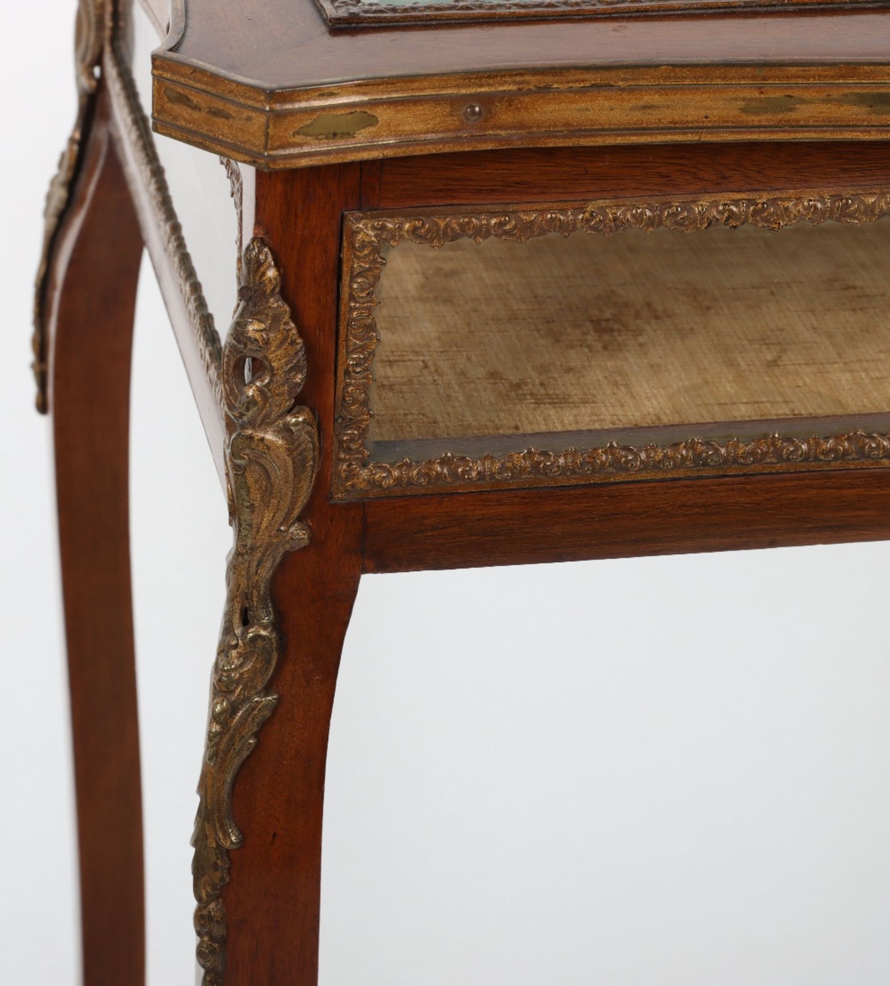 A French mahogany serpentine Bijouterie table in Louis XV style, probably late 19th century - Image 3 of 12