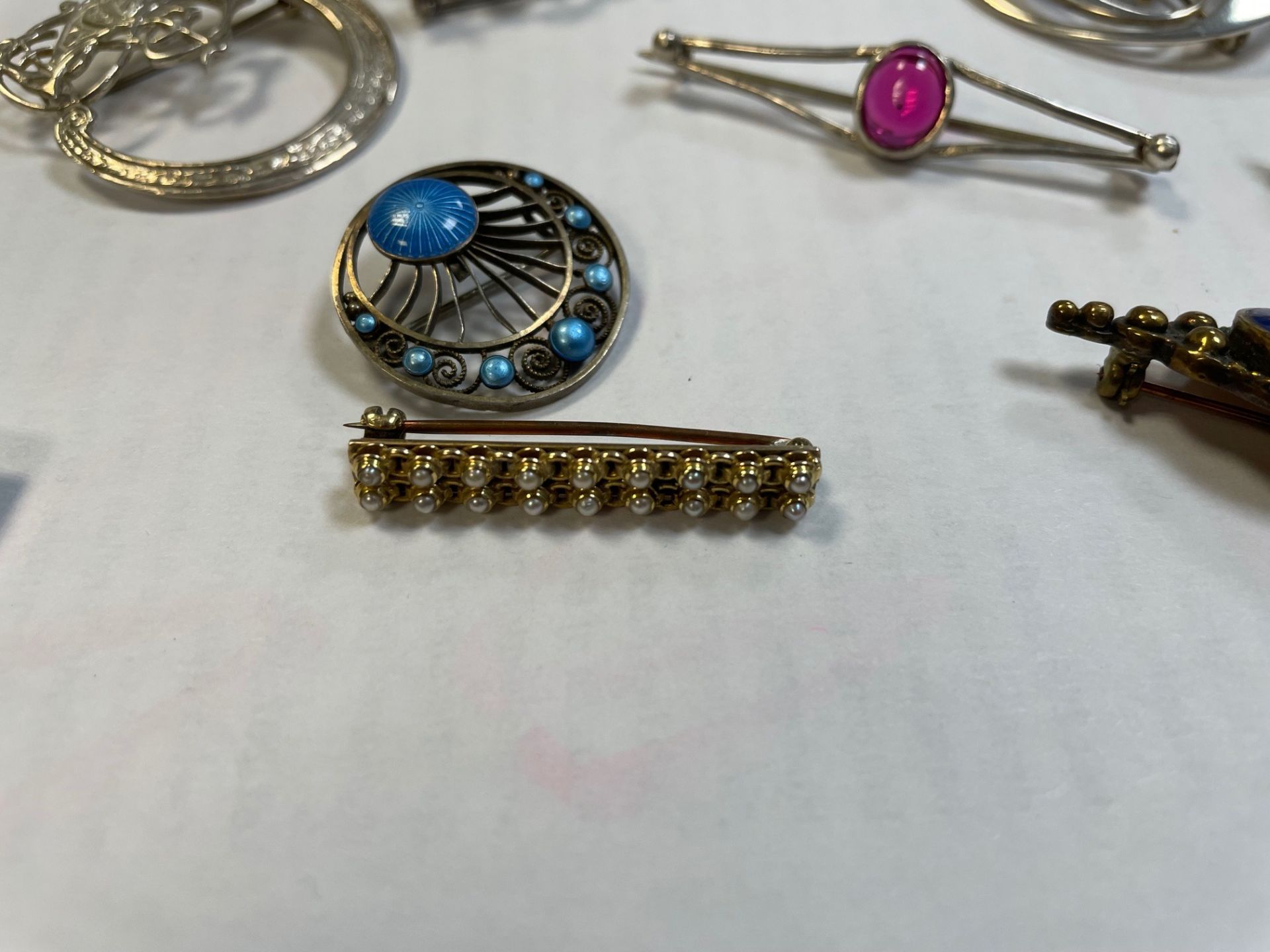 A 9ct gold and pearl brooch (4.5g), - Image 2 of 5