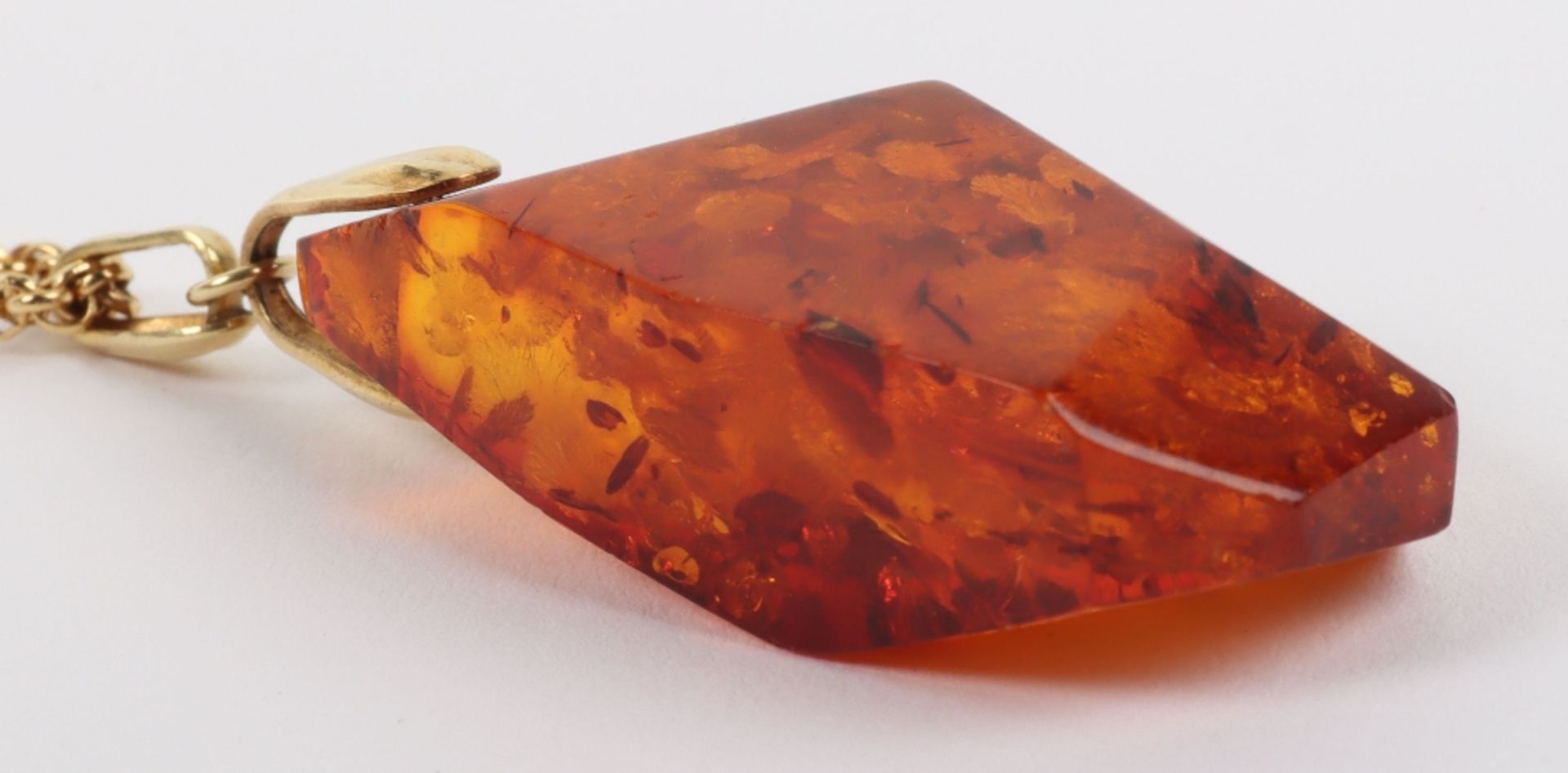 A 15ct gold chain with amber pendant - Image 5 of 5