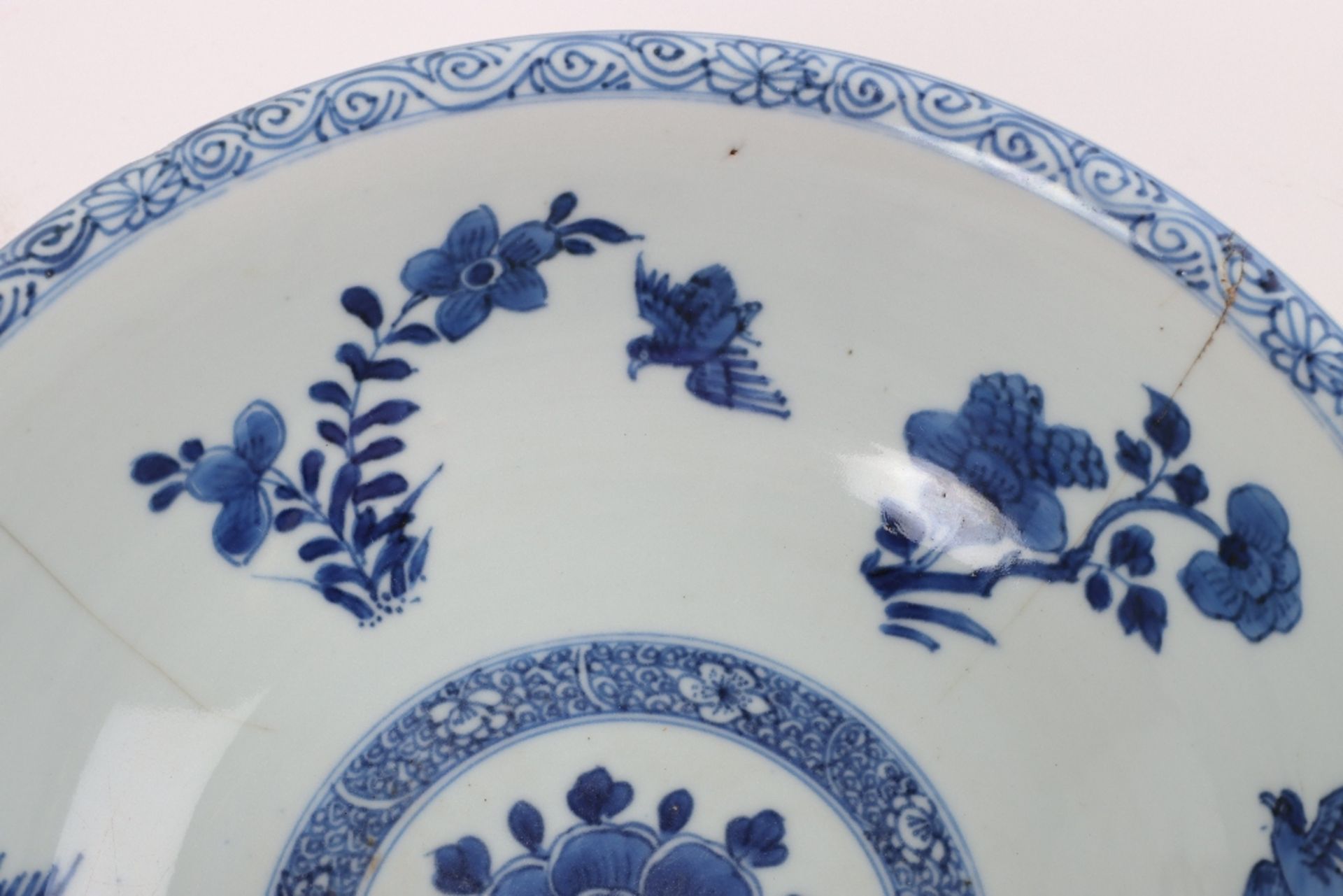 An 18th century Chinese blue and white bowl, unmarked - Image 7 of 27