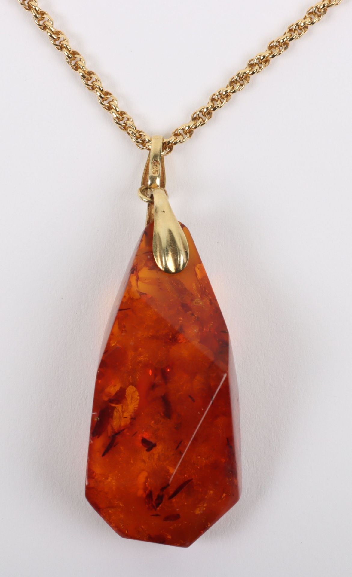 A 15ct gold chain with amber pendant - Image 3 of 5