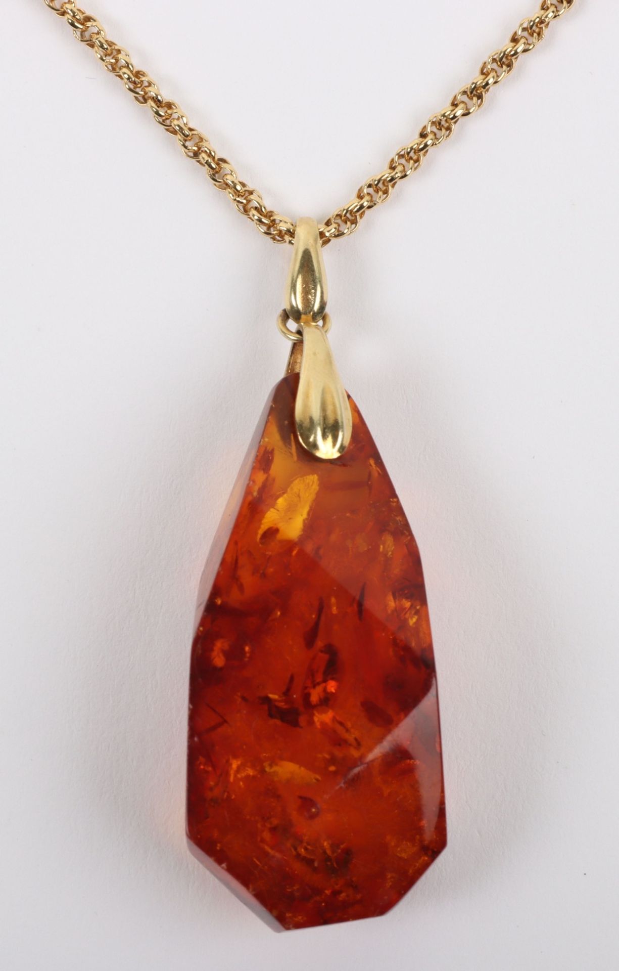 A 15ct gold chain with amber pendant - Image 2 of 5