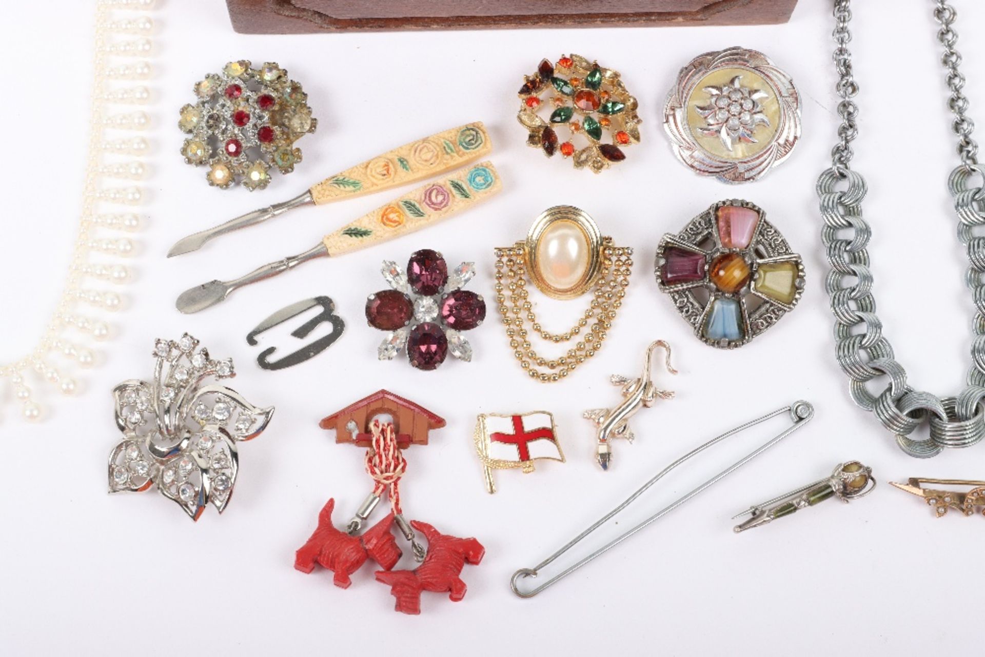 A selection of costume jewellery - Image 3 of 6